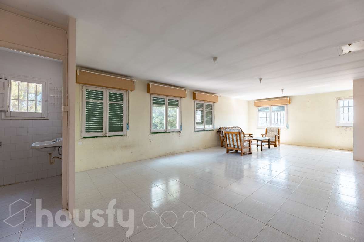 Housfy vende 🏡 amplia casa a 3 vientos y parcela rústica, ubicada en Torrelavit. Vive con la máxima tranquilidad, rodeado de un paisaje vitivinícola idílico y una paz absoluta. Sin renunciar a una excelente conectividad a pocos minutos de la c-15. Vivienda para reformar y diseñar a tu gusto!. Dispone de una planta completamente diáfana y polivalente, diseñada para adaptarse al ritmo de tu vida: desde un taller artístico hasta el espacio de relax que siempre soñaste. Justo enfrente de la casa, se encuentra un precioso jardín de 105m2. La vivienda dispone de 165m2 útiles (verificados con la Dirección General de Catastro). Reformada en el año: 1975. el inmueble cuenta también con una parcela rústica adyacente de 2.575 m2. Distribución de estancias -Salón-comedor -3 Dormitorios -2 Baños -Cocina independiente. Características específicas -Patio -Jardín privado Zona y entorno Respecto a la ubicación, se sitúa en Torrelavit, municipio de Barcelona. Esta propiedad se encuentra cerca de transporte público, colegios, supermercados y farmacias. Aviso legal El precio de venta no incluye gastos de la compraventa como notaría, registro, impuestos, ni tampoco honorarios agencia. Esta publicación no es vinculante. Consulta siempre la nota simple con Housfy antes de formalizar la compraventa. Sobre nosotros Housfy es la plataforma integral de servicios inmobiliarios. Nuestra combinación de expertos y tecnología pone al alcance de todo el mundo servicios cómodos, claros y seguros. AICAT número: 7922. Nos encargamos de la gestión y asesoramiento de la compra. ¡Olvídate de todo! Hacemos los trámites por ti. Y, si además necesitas financiación, ponemos a tu disposición un bróker hipotecario para ayudarte a conseguir las mejores condiciones para tu perfil económico. ¿Quieres visitarla? Contacta con Housfy y agenda tu visita sin compromiso. Más información en: housfy.com-15