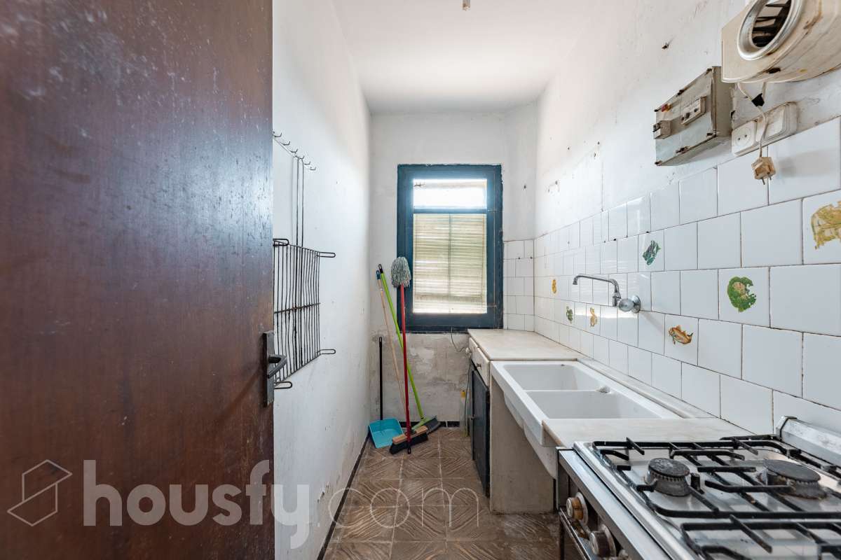 Housfy vende 🏡 amplia casa a 3 vientos y parcela rústica, ubicada en Torrelavit. Vive con la máxima tranquilidad, rodeado de un paisaje vitivinícola idílico y una paz absoluta. Sin renunciar a una excelente conectividad a pocos minutos de la c-15. Vivienda para reformar y diseñar a tu gusto!. Dispone de una planta completamente diáfana y polivalente, diseñada para adaptarse al ritmo de tu vida: desde un taller artístico hasta el espacio de relax que siempre soñaste. Justo enfrente de la casa, se encuentra un precioso jardín de 105m2. La vivienda dispone de 165m2 útiles (verificados con la Dirección General de Catastro). Reformada en el año: 1975. el inmueble cuenta también con una parcela rústica adyacente de 2.575 m2. Distribución de estancias -Salón-comedor -3 Dormitorios -2 Baños -Cocina independiente. Características específicas -Patio -Jardín privado Zona y entorno Respecto a la ubicación, se sitúa en Torrelavit, municipio de Barcelona. Esta propiedad se encuentra cerca de transporte público, colegios, supermercados y farmacias. Aviso legal El precio de venta no incluye gastos de la compraventa como notaría, registro, impuestos, ni tampoco honorarios agencia. Esta publicación no es vinculante. Consulta siempre la nota simple con Housfy antes de formalizar la compraventa. Sobre nosotros Housfy es la plataforma integral de servicios inmobiliarios. Nuestra combinación de expertos y tecnología pone al alcance de todo el mundo servicios cómodos, claros y seguros. AICAT número: 7922. Nos encargamos de la gestión y asesoramiento de la compra. ¡Olvídate de todo! Hacemos los trámites por ti. Y, si además necesitas financiación, ponemos a tu disposición un bróker hipotecario para ayudarte a conseguir las mejores condiciones para tu perfil económico. ¿Quieres visitarla? Contacta con Housfy y agenda tu visita sin compromiso. Más información en: housfy.com-8
