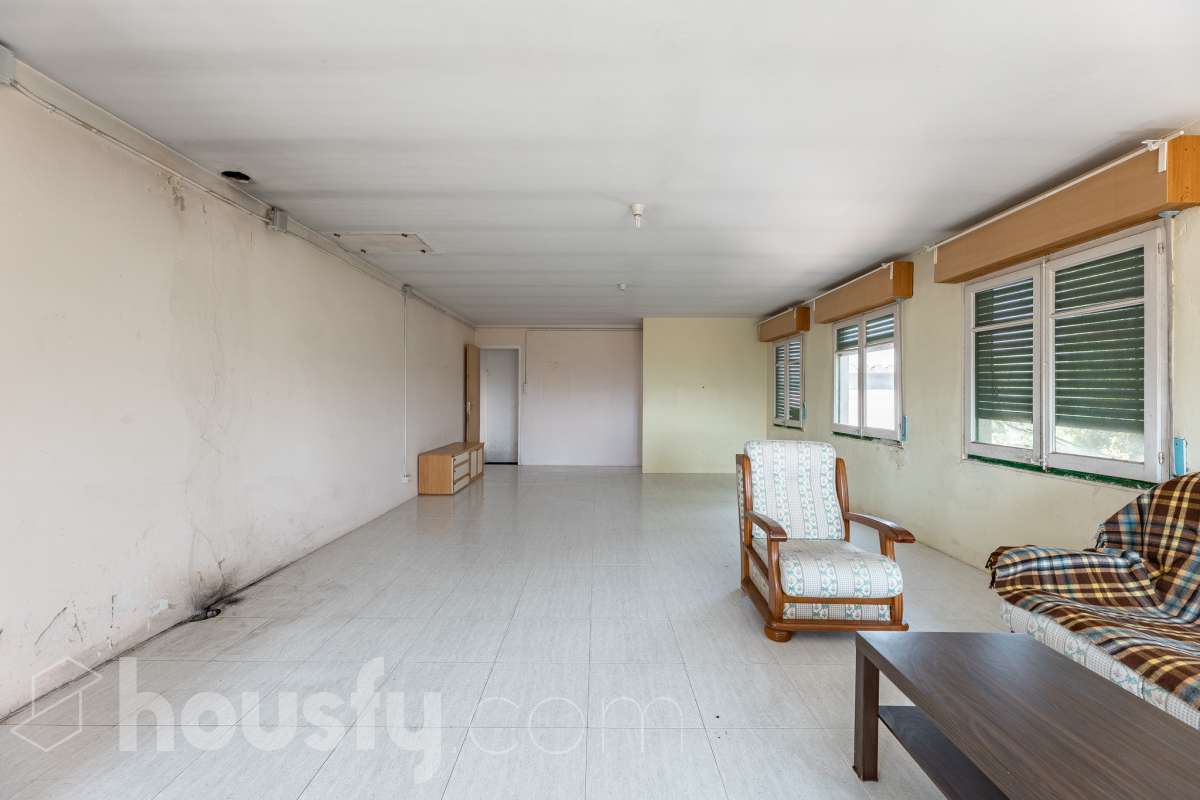 Housfy vende 🏡 amplia casa a 3 vientos y parcela rústica, ubicada en Torrelavit. Vive con la máxima tranquilidad, rodeado de un paisaje vitivinícola idílico y una paz absoluta. Sin renunciar a una excelente conectividad a pocos minutos de la c-15. Vivienda para reformar y diseñar a tu gusto!. Dispone de una planta completamente diáfana y polivalente, diseñada para adaptarse al ritmo de tu vida: desde un taller artístico hasta el espacio de relax que siempre soñaste. Justo enfrente de la casa, se encuentra un precioso jardín de 105m2. La vivienda dispone de 165m2 útiles (verificados con la Dirección General de Catastro). Reformada en el año: 1975. el inmueble cuenta también con una parcela rústica adyacente de 2.575 m2. Distribución de estancias -Salón-comedor -3 Dormitorios -2 Baños -Cocina independiente. Características específicas -Patio -Jardín privado Zona y entorno Respecto a la ubicación, se sitúa en Torrelavit, municipio de Barcelona. Esta propiedad se encuentra cerca de transporte público, colegios, supermercados y farmacias. Aviso legal El precio de venta no incluye gastos de la compraventa como notaría, registro, impuestos, ni tampoco honorarios agencia. Esta publicación no es vinculante. Consulta siempre la nota simple con Housfy antes de formalizar la compraventa. Sobre nosotros Housfy es la plataforma integral de servicios inmobiliarios. Nuestra combinación de expertos y tecnología pone al alcance de todo el mundo servicios cómodos, claros y seguros. AICAT número: 7922. Nos encargamos de la gestión y asesoramiento de la compra. ¡Olvídate de todo! Hacemos los trámites por ti. Y, si además necesitas financiación, ponemos a tu disposición un bróker hipotecario para ayudarte a conseguir las mejores condiciones para tu perfil económico. ¿Quieres visitarla? Contacta con Housfy y agenda tu visita sin compromiso. Más información en: housfy.com-17