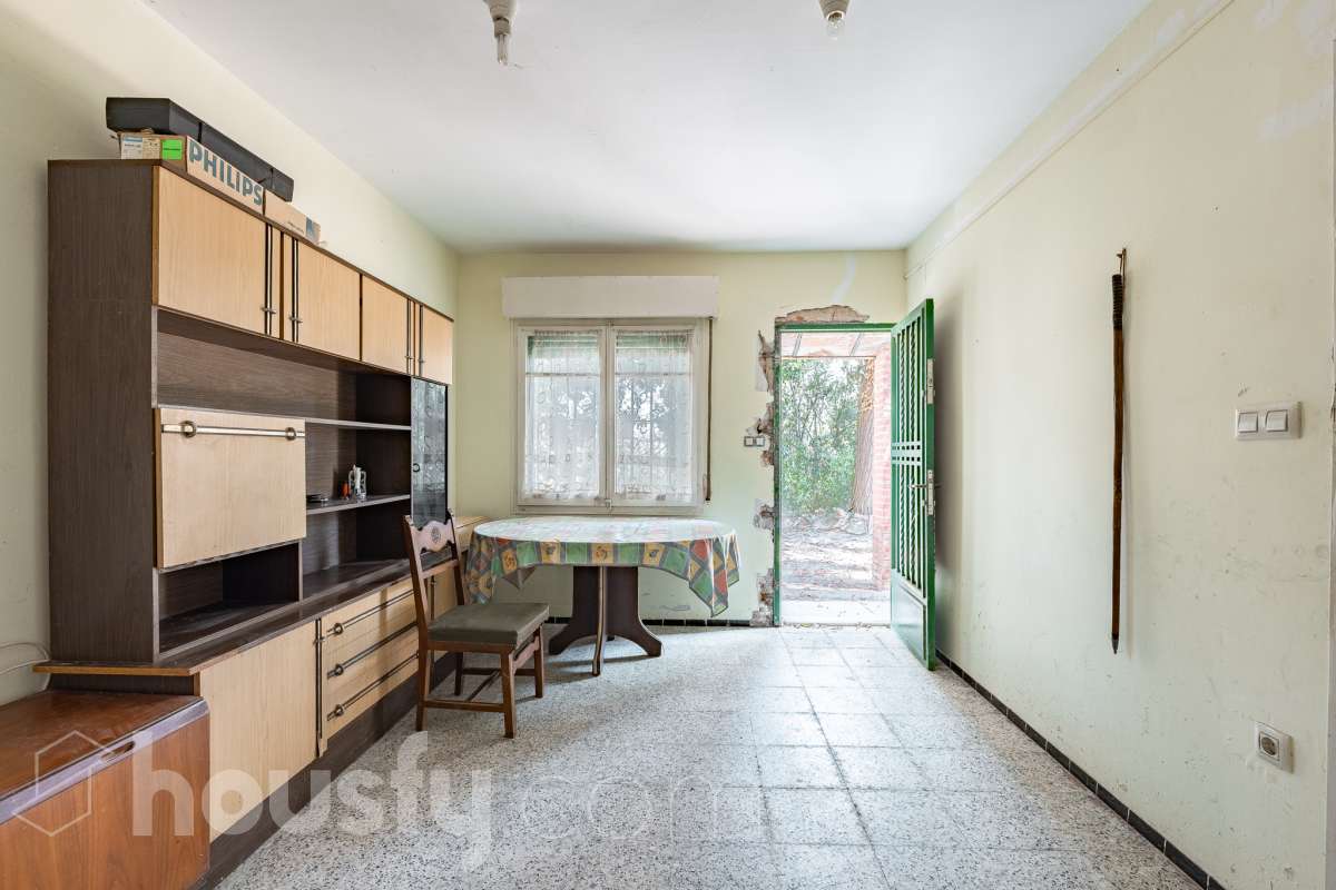 Housfy vende 🏡 amplia casa a 3 vientos y parcela rústica, ubicada en Torrelavit. Vive con la máxima tranquilidad, rodeado de un paisaje vitivinícola idílico y una paz absoluta. Sin renunciar a una excelente conectividad a pocos minutos de la c-15. Vivienda para reformar y diseñar a tu gusto!. Dispone de una planta completamente diáfana y polivalente, diseñada para adaptarse al ritmo de tu vida: desde un taller artístico hasta el espacio de relax que siempre soñaste. Justo enfrente de la casa, se encuentra un precioso jardín de 105m2. La vivienda dispone de 165m2 útiles (verificados con la Dirección General de Catastro). Reformada en el año: 1975. el inmueble cuenta también con una parcela rústica adyacente de 2.575 m2. Distribución de estancias -Salón-comedor -3 Dormitorios -2 Baños -Cocina independiente. Características específicas -Patio -Jardín privado Zona y entorno Respecto a la ubicación, se sitúa en Torrelavit, municipio de Barcelona. Esta propiedad se encuentra cerca de transporte público, colegios, supermercados y farmacias. Aviso legal El precio de venta no incluye gastos de la compraventa como notaría, registro, impuestos, ni tampoco honorarios agencia. Esta publicación no es vinculante. Consulta siempre la nota simple con Housfy antes de formalizar la compraventa. Sobre nosotros Housfy es la plataforma integral de servicios inmobiliarios. Nuestra combinación de expertos y tecnología pone al alcance de todo el mundo servicios cómodos, claros y seguros. AICAT número: 7922. Nos encargamos de la gestión y asesoramiento de la compra. ¡Olvídate de todo! Hacemos los trámites por ti. Y, si además necesitas financiación, ponemos a tu disposición un bróker hipotecario para ayudarte a conseguir las mejores condiciones para tu perfil económico. ¿Quieres visitarla? Contacta con Housfy y agenda tu visita sin compromiso. Más información en: housfy.com-4