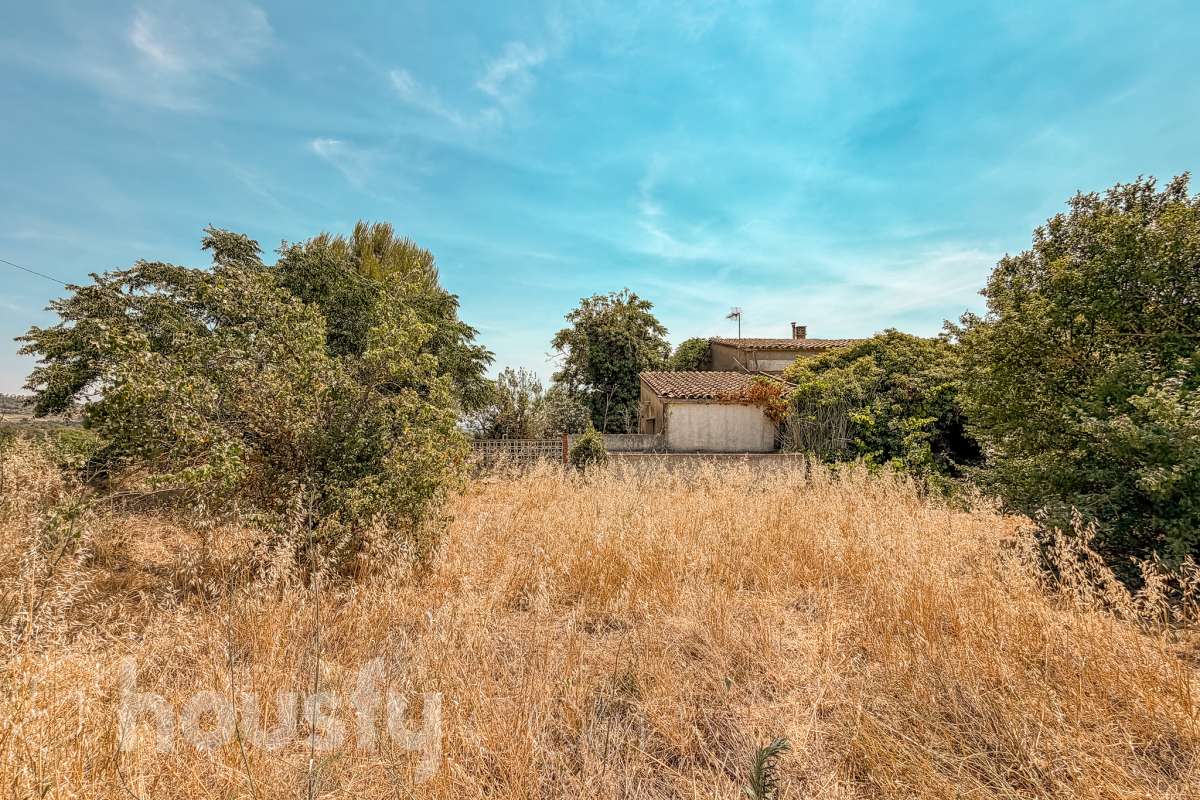 Housfy vende 🏡 amplia casa a 3 vientos y parcela rústica, ubicada en Torrelavit. Vive con la máxima tranquilidad, rodeado de un paisaje vitivinícola idílico y una paz absoluta. Sin renunciar a una excelente conectividad a pocos minutos de la c-15. Vivienda para reformar y diseñar a tu gusto!. Dispone de una planta completamente diáfana y polivalente, diseñada para adaptarse al ritmo de tu vida: desde un taller artístico hasta el espacio de relax que siempre soñaste. Justo enfrente de la casa, se encuentra un precioso jardín de 105m2. La vivienda dispone de 165m2 útiles (verificados con la Dirección General de Catastro). Reformada en el año: 1975. el inmueble cuenta también con una parcela rústica adyacente de 2.575 m2. Distribución de estancias -Salón-comedor -3 Dormitorios -2 Baños -Cocina independiente. Características específicas -Patio -Jardín privado Zona y entorno Respecto a la ubicación, se sitúa en Torrelavit, municipio de Barcelona. Esta propiedad se encuentra cerca de transporte público, colegios, supermercados y farmacias. Aviso legal El precio de venta no incluye gastos de la compraventa como notaría, registro, impuestos, ni tampoco honorarios agencia. Esta publicación no es vinculante. Consulta siempre la nota simple con Housfy antes de formalizar la compraventa. Sobre nosotros Housfy es la plataforma integral de servicios inmobiliarios. Nuestra combinación de expertos y tecnología pone al alcance de todo el mundo servicios cómodos, claros y seguros. AICAT número: 7922. Nos encargamos de la gestión y asesoramiento de la compra. ¡Olvídate de todo! Hacemos los trámites por ti. Y, si además necesitas financiación, ponemos a tu disposición un bróker hipotecario para ayudarte a conseguir las mejores condiciones para tu perfil económico. ¿Quieres visitarla? Contacta con Housfy y agenda tu visita sin compromiso. Más información en: housfy.com-46