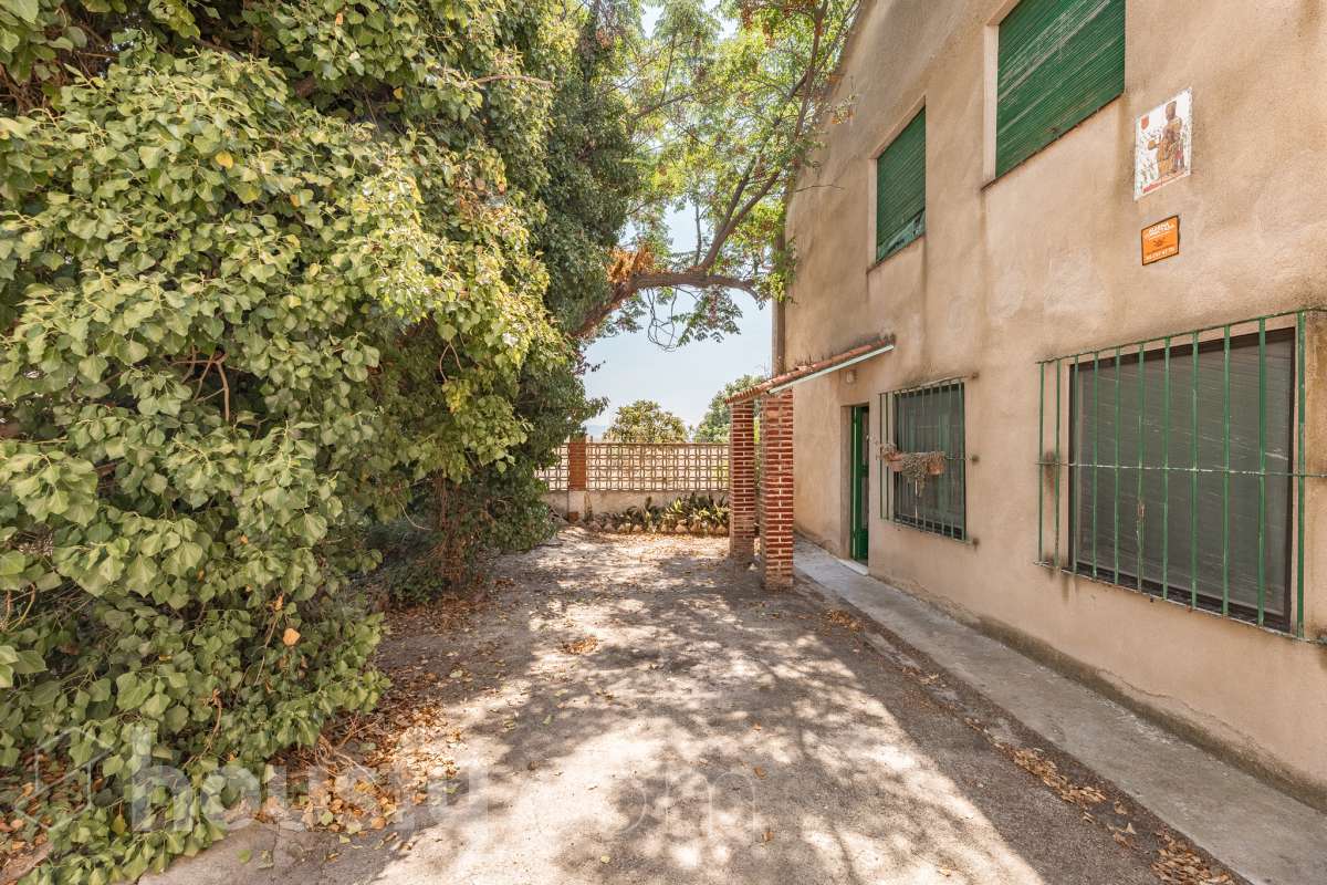 Housfy vende 🏡 amplia casa a 3 vientos y parcela rústica, ubicada en Torrelavit. Vive con la máxima tranquilidad, rodeado de un paisaje vitivinícola idílico y una paz absoluta. Sin renunciar a una excelente conectividad a pocos minutos de la c-15. Vivienda para reformar y diseñar a tu gusto!. Dispone de una planta completamente diáfana y polivalente, diseñada para adaptarse al ritmo de tu vida: desde un taller artístico hasta el espacio de relax que siempre soñaste. Justo enfrente de la casa, se encuentra un precioso jardín de 105m2. La vivienda dispone de 165m2 útiles (verificados con la Dirección General de Catastro). Reformada en el año: 1975. el inmueble cuenta también con una parcela rústica adyacente de 2.575 m2. Distribución de estancias -Salón-comedor -3 Dormitorios -2 Baños -Cocina independiente. Características específicas -Patio -Jardín privado Zona y entorno Respecto a la ubicación, se sitúa en Torrelavit, municipio de Barcelona. Esta propiedad se encuentra cerca de transporte público, colegios, supermercados y farmacias. Aviso legal El precio de venta no incluye gastos de la compraventa como notaría, registro, impuestos, ni tampoco honorarios agencia. Esta publicación no es vinculante. Consulta siempre la nota simple con Housfy antes de formalizar la compraventa. Sobre nosotros Housfy es la plataforma integral de servicios inmobiliarios. Nuestra combinación de expertos y tecnología pone al alcance de todo el mundo servicios cómodos, claros y seguros. AICAT número: 7922. Nos encargamos de la gestión y asesoramiento de la compra. ¡Olvídate de todo! Hacemos los trámites por ti. Y, si además necesitas financiación, ponemos a tu disposición un bróker hipotecario para ayudarte a conseguir las mejores condiciones para tu perfil económico. ¿Quieres visitarla? Contacta con Housfy y agenda tu visita sin compromiso. Más información en: housfy.com-2