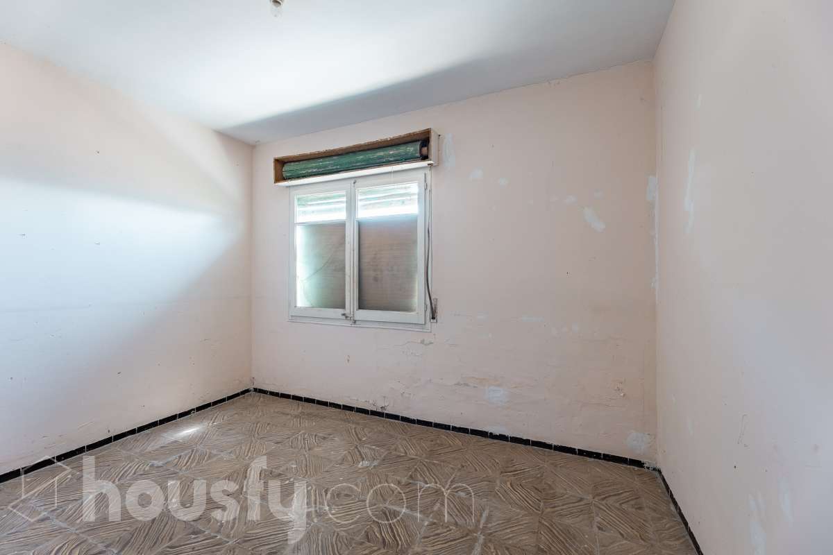 Housfy vende 🏡 amplia casa a 3 vientos y parcela rústica, ubicada en Torrelavit. Vive con la máxima tranquilidad, rodeado de un paisaje vitivinícola idílico y una paz absoluta. Sin renunciar a una excelente conectividad a pocos minutos de la c-15. Vivienda para reformar y diseñar a tu gusto!. Dispone de una planta completamente diáfana y polivalente, diseñada para adaptarse al ritmo de tu vida: desde un taller artístico hasta el espacio de relax que siempre soñaste. Justo enfrente de la casa, se encuentra un precioso jardín de 105m2. La vivienda dispone de 165m2 útiles (verificados con la Dirección General de Catastro). Reformada en el año: 1975. el inmueble cuenta también con una parcela rústica adyacente de 2.575 m2. Distribución de estancias -Salón-comedor -3 Dormitorios -2 Baños -Cocina independiente. Características específicas -Patio -Jardín privado Zona y entorno Respecto a la ubicación, se sitúa en Torrelavit, municipio de Barcelona. Esta propiedad se encuentra cerca de transporte público, colegios, supermercados y farmacias. Aviso legal El precio de venta no incluye gastos de la compraventa como notaría, registro, impuestos, ni tampoco honorarios agencia. Esta publicación no es vinculante. Consulta siempre la nota simple con Housfy antes de formalizar la compraventa. Sobre nosotros Housfy es la plataforma integral de servicios inmobiliarios. Nuestra combinación de expertos y tecnología pone al alcance de todo el mundo servicios cómodos, claros y seguros. AICAT número: 7922. Nos encargamos de la gestión y asesoramiento de la compra. ¡Olvídate de todo! Hacemos los trámites por ti. Y, si además necesitas financiación, ponemos a tu disposición un bróker hipotecario para ayudarte a conseguir las mejores condiciones para tu perfil económico. ¿Quieres visitarla? Contacta con Housfy y agenda tu visita sin compromiso. Más información en: housfy.com-16