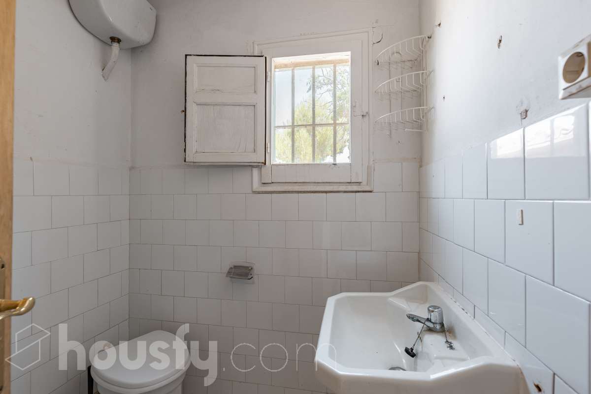 Housfy vende 🏡 amplia casa a 3 vientos y parcela rústica, ubicada en Torrelavit. Vive con la máxima tranquilidad, rodeado de un paisaje vitivinícola idílico y una paz absoluta. Sin renunciar a una excelente conectividad a pocos minutos de la c-15. Vivienda para reformar y diseñar a tu gusto!. Dispone de una planta completamente diáfana y polivalente, diseñada para adaptarse al ritmo de tu vida: desde un taller artístico hasta el espacio de relax que siempre soñaste. Justo enfrente de la casa, se encuentra un precioso jardín de 105m2. La vivienda dispone de 165m2 útiles (verificados con la Dirección General de Catastro). Reformada en el año: 1975. el inmueble cuenta también con una parcela rústica adyacente de 2.575 m2. Distribución de estancias -Salón-comedor -3 Dormitorios -2 Baños -Cocina independiente. Características específicas -Patio -Jardín privado Zona y entorno Respecto a la ubicación, se sitúa en Torrelavit, municipio de Barcelona. Esta propiedad se encuentra cerca de transporte público, colegios, supermercados y farmacias. Aviso legal El precio de venta no incluye gastos de la compraventa como notaría, registro, impuestos, ni tampoco honorarios agencia. Esta publicación no es vinculante. Consulta siempre la nota simple con Housfy antes de formalizar la compraventa. Sobre nosotros Housfy es la plataforma integral de servicios inmobiliarios. Nuestra combinación de expertos y tecnología pone al alcance de todo el mundo servicios cómodos, claros y seguros. AICAT número: 7922. Nos encargamos de la gestión y asesoramiento de la compra. ¡Olvídate de todo! Hacemos los trámites por ti. Y, si además necesitas financiación, ponemos a tu disposición un bróker hipotecario para ayudarte a conseguir las mejores condiciones para tu perfil económico. ¿Quieres visitarla? Contacta con Housfy y agenda tu visita sin compromiso. Más información en: housfy.com-24