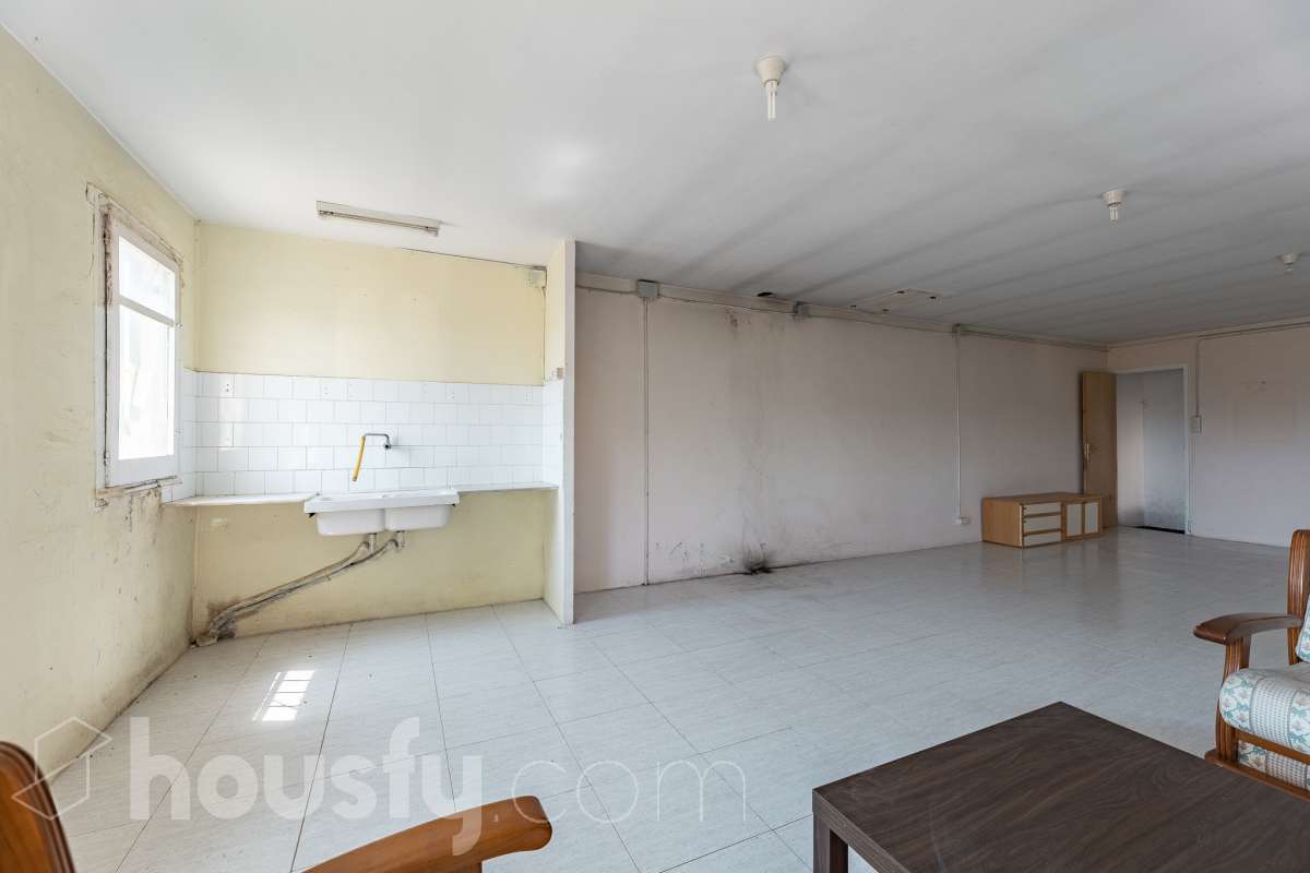 Housfy vende 🏡 amplia casa a 3 vientos y parcela rústica, ubicada en Torrelavit. Vive con la máxima tranquilidad, rodeado de un paisaje vitivinícola idílico y una paz absoluta. Sin renunciar a una excelente conectividad a pocos minutos de la c-15. Vivienda para reformar y diseñar a tu gusto!. Dispone de una planta completamente diáfana y polivalente, diseñada para adaptarse al ritmo de tu vida: desde un taller artístico hasta el espacio de relax que siempre soñaste. Justo enfrente de la casa, se encuentra un precioso jardín de 105m2. La vivienda dispone de 165m2 útiles (verificados con la Dirección General de Catastro). Reformada en el año: 1975. el inmueble cuenta también con una parcela rústica adyacente de 2.575 m2. Distribución de estancias -Salón-comedor -3 Dormitorios -2 Baños -Cocina independiente. Características específicas -Patio -Jardín privado Zona y entorno Respecto a la ubicación, se sitúa en Torrelavit, municipio de Barcelona. Esta propiedad se encuentra cerca de transporte público, colegios, supermercados y farmacias. Aviso legal El precio de venta no incluye gastos de la compraventa como notaría, registro, impuestos, ni tampoco honorarios agencia. Esta publicación no es vinculante. Consulta siempre la nota simple con Housfy antes de formalizar la compraventa. Sobre nosotros Housfy es la plataforma integral de servicios inmobiliarios. Nuestra combinación de expertos y tecnología pone al alcance de todo el mundo servicios cómodos, claros y seguros. AICAT número: 7922. Nos encargamos de la gestión y asesoramiento de la compra. ¡Olvídate de todo! Hacemos los trámites por ti. Y, si además necesitas financiación, ponemos a tu disposición un bróker hipotecario para ayudarte a conseguir las mejores condiciones para tu perfil económico. ¿Quieres visitarla? Contacta con Housfy y agenda tu visita sin compromiso. Más información en: housfy.com-12