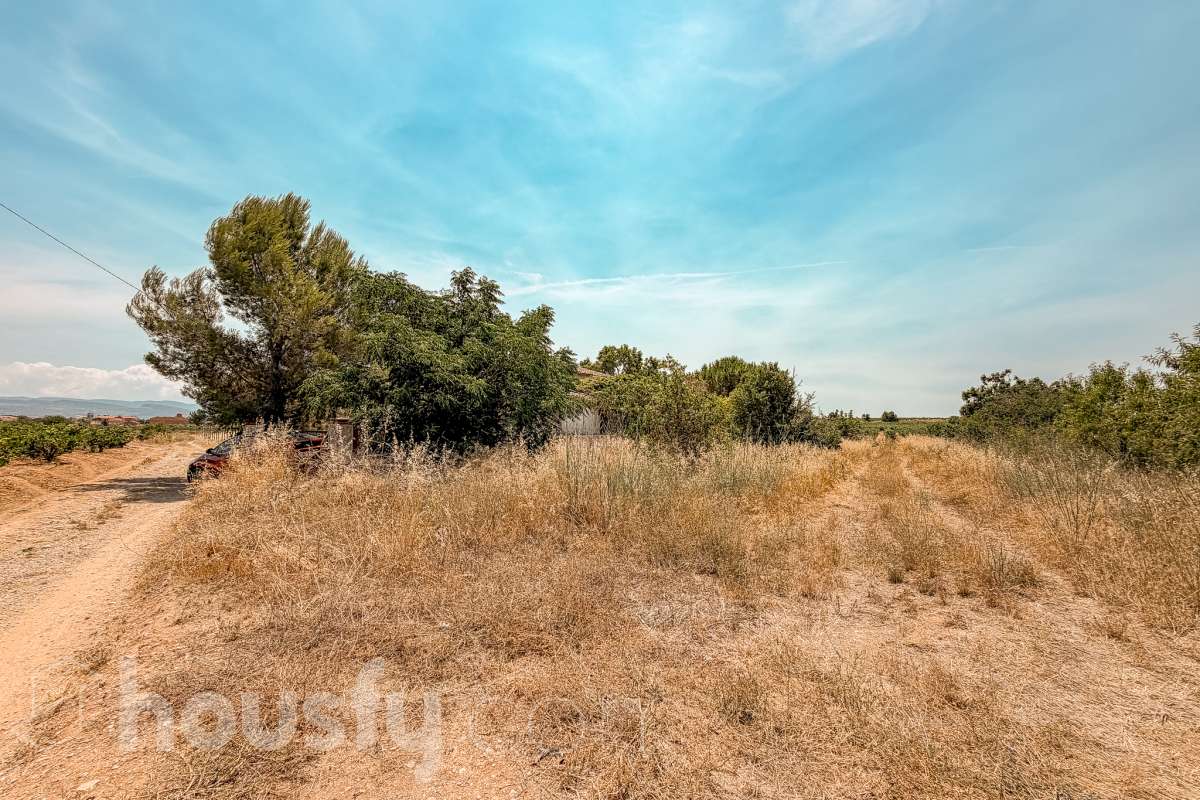 Housfy vende 🏡 amplia casa a 3 vientos y parcela rústica, ubicada en Torrelavit. Vive con la máxima tranquilidad, rodeado de un paisaje vitivinícola idílico y una paz absoluta. Sin renunciar a una excelente conectividad a pocos minutos de la c-15. Vivienda para reformar y diseñar a tu gusto!. Dispone de una planta completamente diáfana y polivalente, diseñada para adaptarse al ritmo de tu vida: desde un taller artístico hasta el espacio de relax que siempre soñaste. Justo enfrente de la casa, se encuentra un precioso jardín de 105m2. La vivienda dispone de 165m2 útiles (verificados con la Dirección General de Catastro). Reformada en el año: 1975. el inmueble cuenta también con una parcela rústica adyacente de 2.575 m2. Distribución de estancias -Salón-comedor -3 Dormitorios -2 Baños -Cocina independiente. Características específicas -Patio -Jardín privado Zona y entorno Respecto a la ubicación, se sitúa en Torrelavit, municipio de Barcelona. Esta propiedad se encuentra cerca de transporte público, colegios, supermercados y farmacias. Aviso legal El precio de venta no incluye gastos de la compraventa como notaría, registro, impuestos, ni tampoco honorarios agencia. Esta publicación no es vinculante. Consulta siempre la nota simple con Housfy antes de formalizar la compraventa. Sobre nosotros Housfy es la plataforma integral de servicios inmobiliarios. Nuestra combinación de expertos y tecnología pone al alcance de todo el mundo servicios cómodos, claros y seguros. AICAT número: 7922. Nos encargamos de la gestión y asesoramiento de la compra. ¡Olvídate de todo! Hacemos los trámites por ti. Y, si además necesitas financiación, ponemos a tu disposición un bróker hipotecario para ayudarte a conseguir las mejores condiciones para tu perfil económico. ¿Quieres visitarla? Contacta con Housfy y agenda tu visita sin compromiso. Más información en: housfy.com-44