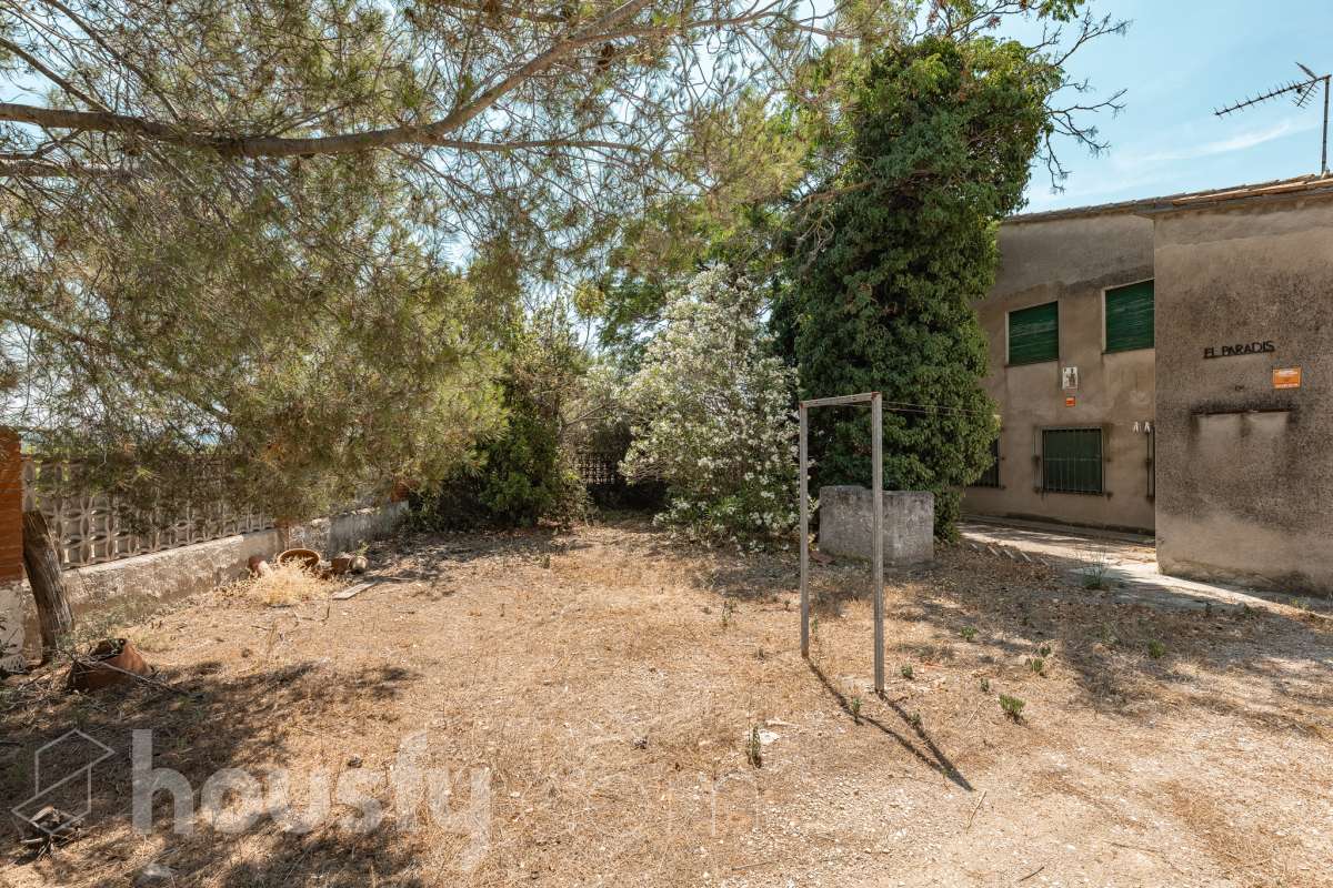 Housfy vende 🏡 amplia casa a 3 vientos y parcela rústica, ubicada en Torrelavit. Vive con la máxima tranquilidad, rodeado de un paisaje vitivinícola idílico y una paz absoluta. Sin renunciar a una excelente conectividad a pocos minutos de la c-15. Vivienda para reformar y diseñar a tu gusto!. Dispone de una planta completamente diáfana y polivalente, diseñada para adaptarse al ritmo de tu vida: desde un taller artístico hasta el espacio de relax que siempre soñaste. Justo enfrente de la casa, se encuentra un precioso jardín de 105m2. La vivienda dispone de 165m2 útiles (verificados con la Dirección General de Catastro). Reformada en el año: 1975. el inmueble cuenta también con una parcela rústica adyacente de 2.575 m2. Distribución de estancias -Salón-comedor -3 Dormitorios -2 Baños -Cocina independiente. Características específicas -Patio -Jardín privado Zona y entorno Respecto a la ubicación, se sitúa en Torrelavit, municipio de Barcelona. Esta propiedad se encuentra cerca de transporte público, colegios, supermercados y farmacias. Aviso legal El precio de venta no incluye gastos de la compraventa como notaría, registro, impuestos, ni tampoco honorarios agencia. Esta publicación no es vinculante. Consulta siempre la nota simple con Housfy antes de formalizar la compraventa. Sobre nosotros Housfy es la plataforma integral de servicios inmobiliarios. Nuestra combinación de expertos y tecnología pone al alcance de todo el mundo servicios cómodos, claros y seguros. AICAT número: 7922. Nos encargamos de la gestión y asesoramiento de la compra. ¡Olvídate de todo! Hacemos los trámites por ti. Y, si además necesitas financiación, ponemos a tu disposición un bróker hipotecario para ayudarte a conseguir las mejores condiciones para tu perfil económico. ¿Quieres visitarla? Contacta con Housfy y agenda tu visita sin compromiso. Más información en: housfy.com-32