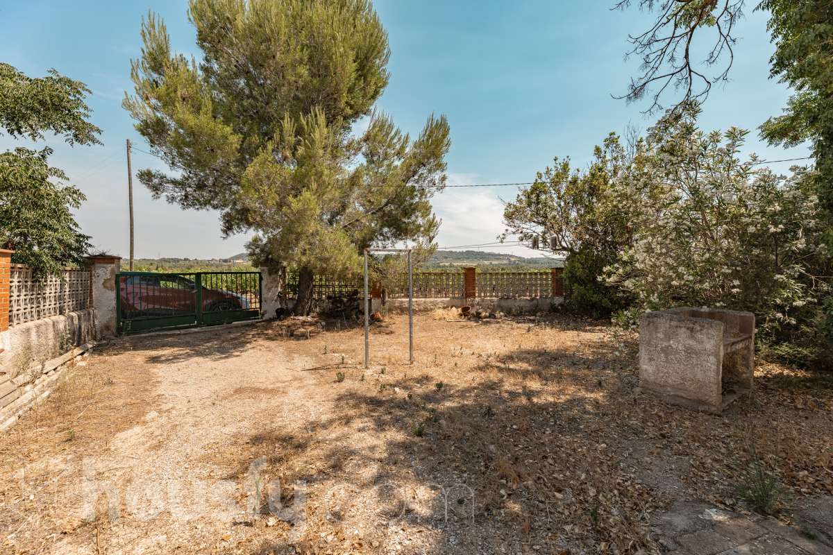 Housfy vende 🏡 amplia casa a 3 vientos y parcela rústica, ubicada en Torrelavit. Vive con la máxima tranquilidad, rodeado de un paisaje vitivinícola idílico y una paz absoluta. Sin renunciar a una excelente conectividad a pocos minutos de la c-15. Vivienda para reformar y diseñar a tu gusto!. Dispone de una planta completamente diáfana y polivalente, diseñada para adaptarse al ritmo de tu vida: desde un taller artístico hasta el espacio de relax que siempre soñaste. Justo enfrente de la casa, se encuentra un precioso jardín de 105m2. La vivienda dispone de 165m2 útiles (verificados con la Dirección General de Catastro). Reformada en el año: 1975. el inmueble cuenta también con una parcela rústica adyacente de 2.575 m2. Distribución de estancias -Salón-comedor -3 Dormitorios -2 Baños -Cocina independiente. Características específicas -Patio -Jardín privado Zona y entorno Respecto a la ubicación, se sitúa en Torrelavit, municipio de Barcelona. Esta propiedad se encuentra cerca de transporte público, colegios, supermercados y farmacias. Aviso legal El precio de venta no incluye gastos de la compraventa como notaría, registro, impuestos, ni tampoco honorarios agencia. Esta publicación no es vinculante. Consulta siempre la nota simple con Housfy antes de formalizar la compraventa. Sobre nosotros Housfy es la plataforma integral de servicios inmobiliarios. Nuestra combinación de expertos y tecnología pone al alcance de todo el mundo servicios cómodos, claros y seguros. AICAT número: 7922. Nos encargamos de la gestión y asesoramiento de la compra. ¡Olvídate de todo! Hacemos los trámites por ti. Y, si además necesitas financiación, ponemos a tu disposición un bróker hipotecario para ayudarte a conseguir las mejores condiciones para tu perfil económico. ¿Quieres visitarla? Contacta con Housfy y agenda tu visita sin compromiso. Más información en: housfy.com-36