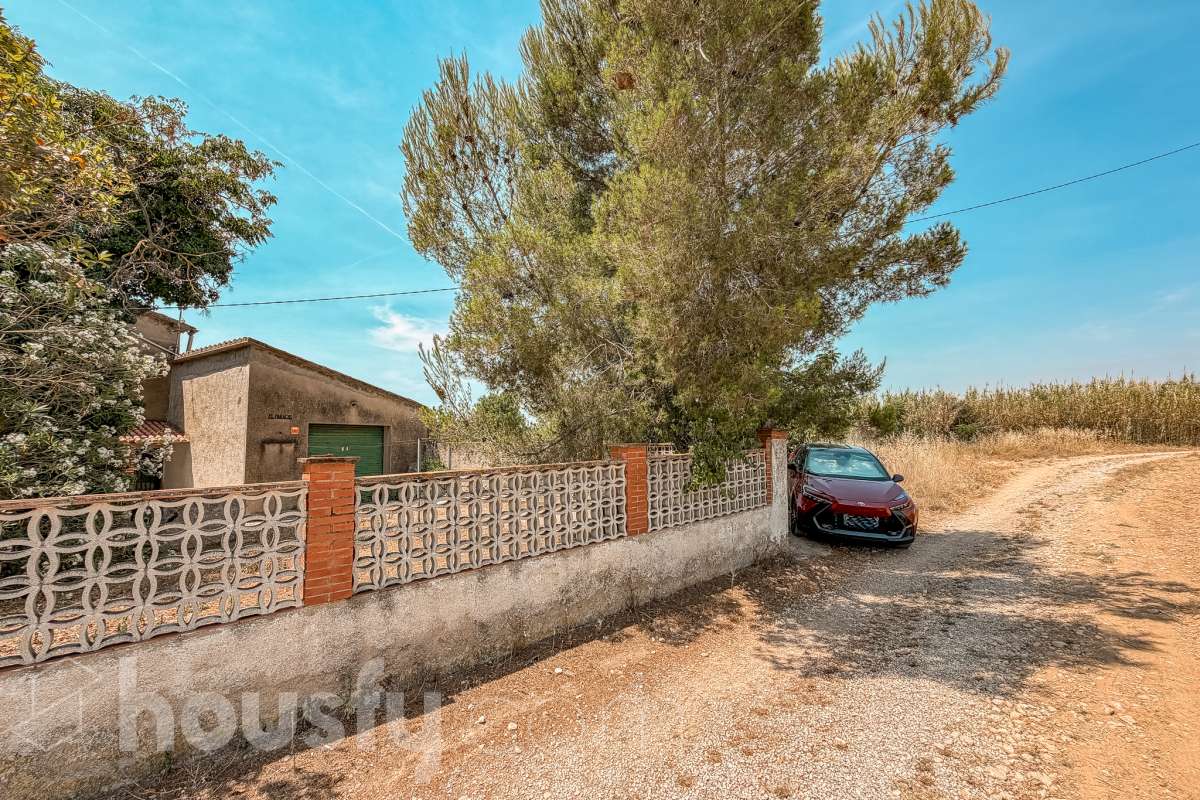 Housfy vende 🏡 amplia casa a 3 vientos y parcela rústica, ubicada en Torrelavit. Vive con la máxima tranquilidad, rodeado de un paisaje vitivinícola idílico y una paz absoluta. Sin renunciar a una excelente conectividad a pocos minutos de la c-15. Vivienda para reformar y diseñar a tu gusto!. Dispone de una planta completamente diáfana y polivalente, diseñada para adaptarse al ritmo de tu vida: desde un taller artístico hasta el espacio de relax que siempre soñaste. Justo enfrente de la casa, se encuentra un precioso jardín de 105m2. La vivienda dispone de 165m2 útiles (verificados con la Dirección General de Catastro). Reformada en el año: 1975. el inmueble cuenta también con una parcela rústica adyacente de 2.575 m2. Distribución de estancias -Salón-comedor -3 Dormitorios -2 Baños -Cocina independiente. Características específicas -Patio -Jardín privado Zona y entorno Respecto a la ubicación, se sitúa en Torrelavit, municipio de Barcelona. Esta propiedad se encuentra cerca de transporte público, colegios, supermercados y farmacias. Aviso legal El precio de venta no incluye gastos de la compraventa como notaría, registro, impuestos, ni tampoco honorarios agencia. Esta publicación no es vinculante. Consulta siempre la nota simple con Housfy antes de formalizar la compraventa. Sobre nosotros Housfy es la plataforma integral de servicios inmobiliarios. Nuestra combinación de expertos y tecnología pone al alcance de todo el mundo servicios cómodos, claros y seguros. AICAT número: 7922. Nos encargamos de la gestión y asesoramiento de la compra. ¡Olvídate de todo! Hacemos los trámites por ti. Y, si además necesitas financiación, ponemos a tu disposición un bróker hipotecario para ayudarte a conseguir las mejores condiciones para tu perfil económico. ¿Quieres visitarla? Contacta con Housfy y agenda tu visita sin compromiso. Más información en: housfy.com-47