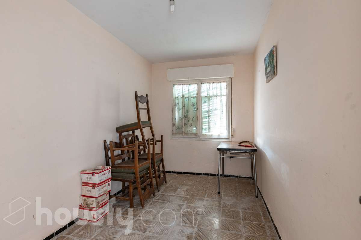 Housfy vende 🏡 amplia casa a 3 vientos y parcela rústica, ubicada en Torrelavit. Vive con la máxima tranquilidad, rodeado de un paisaje vitivinícola idílico y una paz absoluta. Sin renunciar a una excelente conectividad a pocos minutos de la c-15. Vivienda para reformar y diseñar a tu gusto!. Dispone de una planta completamente diáfana y polivalente, diseñada para adaptarse al ritmo de tu vida: desde un taller artístico hasta el espacio de relax que siempre soñaste. Justo enfrente de la casa, se encuentra un precioso jardín de 105m2. La vivienda dispone de 165m2 útiles (verificados con la Dirección General de Catastro). Reformada en el año: 1975. el inmueble cuenta también con una parcela rústica adyacente de 2.575 m2. Distribución de estancias -Salón-comedor -3 Dormitorios -2 Baños -Cocina independiente. Características específicas -Patio -Jardín privado Zona y entorno Respecto a la ubicación, se sitúa en Torrelavit, municipio de Barcelona. Esta propiedad se encuentra cerca de transporte público, colegios, supermercados y farmacias. Aviso legal El precio de venta no incluye gastos de la compraventa como notaría, registro, impuestos, ni tampoco honorarios agencia. Esta publicación no es vinculante. Consulta siempre la nota simple con Housfy antes de formalizar la compraventa. Sobre nosotros Housfy es la plataforma integral de servicios inmobiliarios. Nuestra combinación de expertos y tecnología pone al alcance de todo el mundo servicios cómodos, claros y seguros. AICAT número: 7922. Nos encargamos de la gestión y asesoramiento de la compra. ¡Olvídate de todo! Hacemos los trámites por ti. Y, si además necesitas financiación, ponemos a tu disposición un bróker hipotecario para ayudarte a conseguir las mejores condiciones para tu perfil económico. ¿Quieres visitarla? Contacta con Housfy y agenda tu visita sin compromiso. Más información en: housfy.com-21