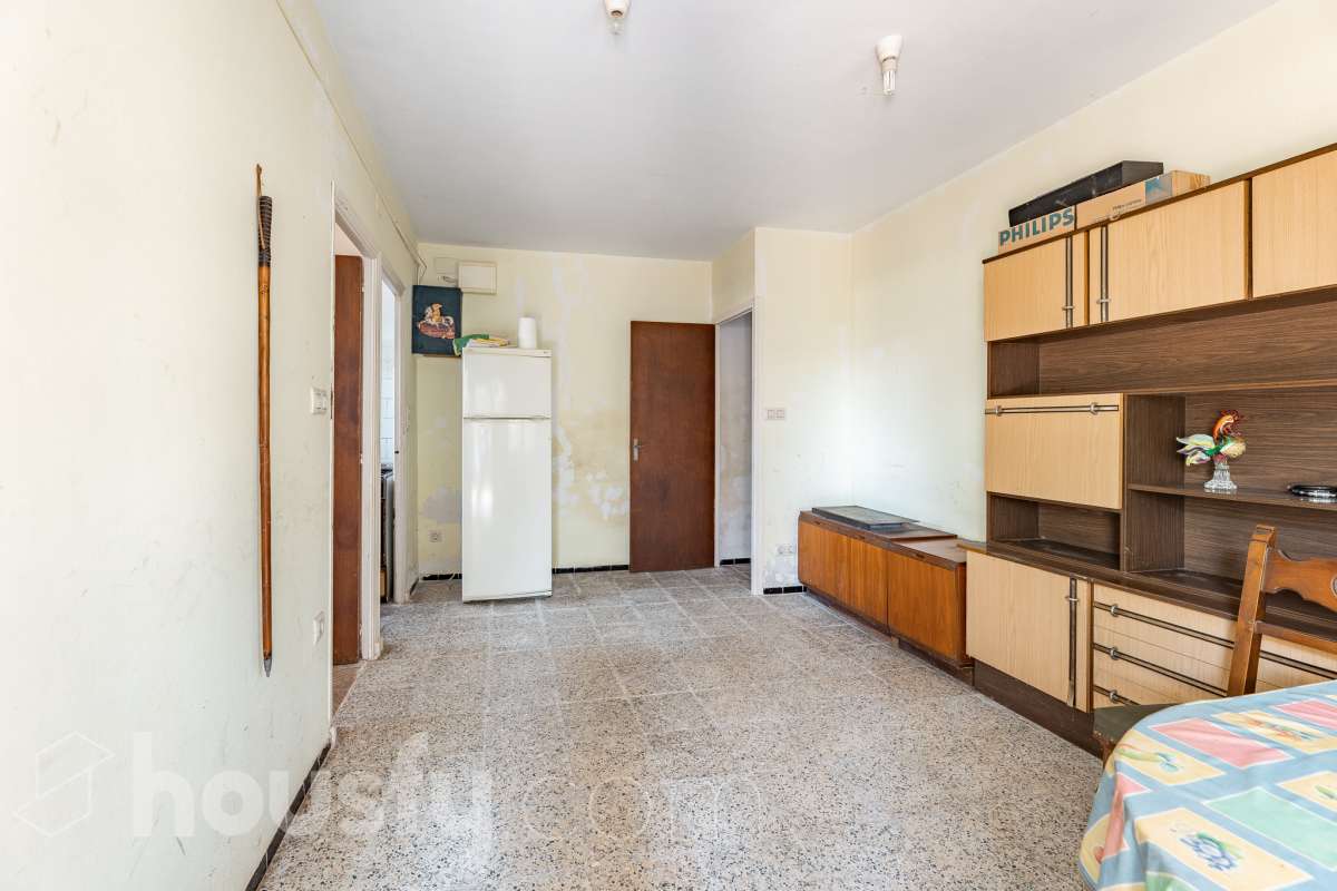 Housfy vende 🏡 amplia casa a 3 vientos y parcela rústica, ubicada en Torrelavit. Vive con la máxima tranquilidad, rodeado de un paisaje vitivinícola idílico y una paz absoluta. Sin renunciar a una excelente conectividad a pocos minutos de la c-15. Vivienda para reformar y diseñar a tu gusto!. Dispone de una planta completamente diáfana y polivalente, diseñada para adaptarse al ritmo de tu vida: desde un taller artístico hasta el espacio de relax que siempre soñaste. Justo enfrente de la casa, se encuentra un precioso jardín de 105m2. La vivienda dispone de 165m2 útiles (verificados con la Dirección General de Catastro). Reformada en el año: 1975. el inmueble cuenta también con una parcela rústica adyacente de 2.575 m2. Distribución de estancias -Salón-comedor -3 Dormitorios -2 Baños -Cocina independiente. Características específicas -Patio -Jardín privado Zona y entorno Respecto a la ubicación, se sitúa en Torrelavit, municipio de Barcelona. Esta propiedad se encuentra cerca de transporte público, colegios, supermercados y farmacias. Aviso legal El precio de venta no incluye gastos de la compraventa como notaría, registro, impuestos, ni tampoco honorarios agencia. Esta publicación no es vinculante. Consulta siempre la nota simple con Housfy antes de formalizar la compraventa. Sobre nosotros Housfy es la plataforma integral de servicios inmobiliarios. Nuestra combinación de expertos y tecnología pone al alcance de todo el mundo servicios cómodos, claros y seguros. AICAT número: 7922. Nos encargamos de la gestión y asesoramiento de la compra. ¡Olvídate de todo! Hacemos los trámites por ti. Y, si además necesitas financiación, ponemos a tu disposición un bróker hipotecario para ayudarte a conseguir las mejores condiciones para tu perfil económico. ¿Quieres visitarla? Contacta con Housfy y agenda tu visita sin compromiso. Más información en: housfy.com-11