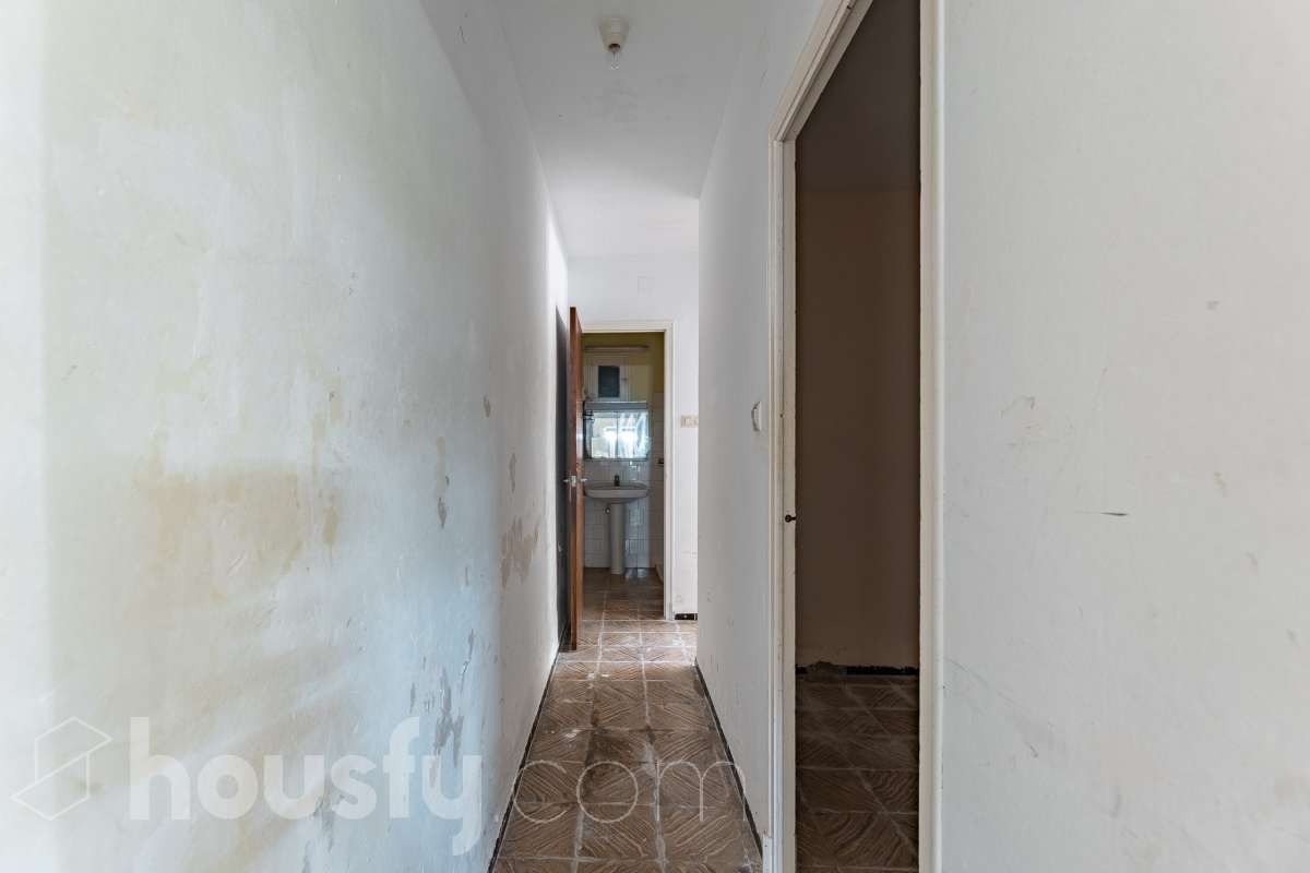 Housfy vende 🏡 amplia casa a 3 vientos y parcela rústica, ubicada en Torrelavit. Vive con la máxima tranquilidad, rodeado de un paisaje vitivinícola idílico y una paz absoluta. Sin renunciar a una excelente conectividad a pocos minutos de la c-15. Vivienda para reformar y diseñar a tu gusto!. Dispone de una planta completamente diáfana y polivalente, diseñada para adaptarse al ritmo de tu vida: desde un taller artístico hasta el espacio de relax que siempre soñaste. Justo enfrente de la casa, se encuentra un precioso jardín de 105m2. La vivienda dispone de 165m2 útiles (verificados con la Dirección General de Catastro). Reformada en el año: 1975. el inmueble cuenta también con una parcela rústica adyacente de 2.575 m2. Distribución de estancias -Salón-comedor -3 Dormitorios -2 Baños -Cocina independiente. Características específicas -Patio -Jardín privado Zona y entorno Respecto a la ubicación, se sitúa en Torrelavit, municipio de Barcelona. Esta propiedad se encuentra cerca de transporte público, colegios, supermercados y farmacias. Aviso legal El precio de venta no incluye gastos de la compraventa como notaría, registro, impuestos, ni tampoco honorarios agencia. Esta publicación no es vinculante. Consulta siempre la nota simple con Housfy antes de formalizar la compraventa. Sobre nosotros Housfy es la plataforma integral de servicios inmobiliarios. Nuestra combinación de expertos y tecnología pone al alcance de todo el mundo servicios cómodos, claros y seguros. AICAT número: 7922. Nos encargamos de la gestión y asesoramiento de la compra. ¡Olvídate de todo! Hacemos los trámites por ti. Y, si además necesitas financiación, ponemos a tu disposición un bróker hipotecario para ayudarte a conseguir las mejores condiciones para tu perfil económico. ¿Quieres visitarla? Contacta con Housfy y agenda tu visita sin compromiso. Más información en: housfy.com-27