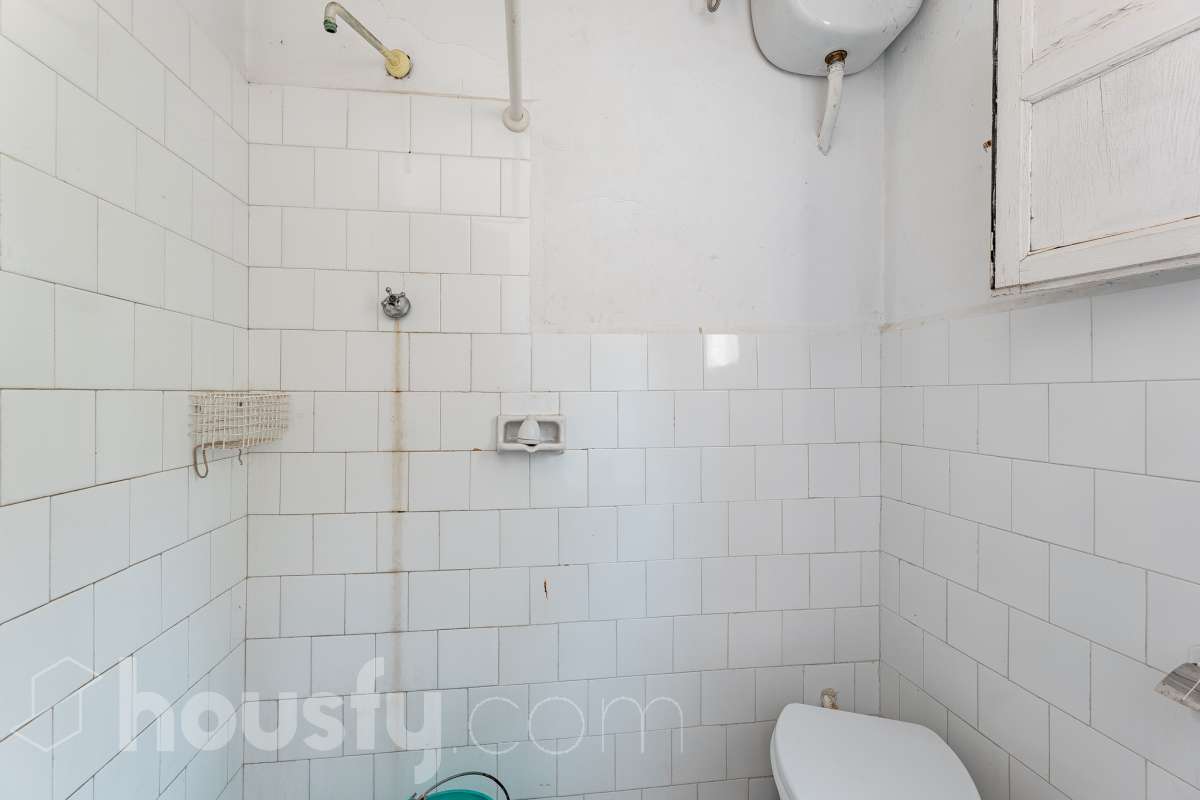 Housfy vende 🏡 amplia casa a 3 vientos y parcela rústica, ubicada en Torrelavit. Vive con la máxima tranquilidad, rodeado de un paisaje vitivinícola idílico y una paz absoluta. Sin renunciar a una excelente conectividad a pocos minutos de la c-15. Vivienda para reformar y diseñar a tu gusto!. Dispone de una planta completamente diáfana y polivalente, diseñada para adaptarse al ritmo de tu vida: desde un taller artístico hasta el espacio de relax que siempre soñaste. Justo enfrente de la casa, se encuentra un precioso jardín de 105m2. La vivienda dispone de 165m2 útiles (verificados con la Dirección General de Catastro). Reformada en el año: 1975. el inmueble cuenta también con una parcela rústica adyacente de 2.575 m2. Distribución de estancias -Salón-comedor -3 Dormitorios -2 Baños -Cocina independiente. Características específicas -Patio -Jardín privado Zona y entorno Respecto a la ubicación, se sitúa en Torrelavit, municipio de Barcelona. Esta propiedad se encuentra cerca de transporte público, colegios, supermercados y farmacias. Aviso legal El precio de venta no incluye gastos de la compraventa como notaría, registro, impuestos, ni tampoco honorarios agencia. Esta publicación no es vinculante. Consulta siempre la nota simple con Housfy antes de formalizar la compraventa. Sobre nosotros Housfy es la plataforma integral de servicios inmobiliarios. Nuestra combinación de expertos y tecnología pone al alcance de todo el mundo servicios cómodos, claros y seguros. AICAT número: 7922. Nos encargamos de la gestión y asesoramiento de la compra. ¡Olvídate de todo! Hacemos los trámites por ti. Y, si además necesitas financiación, ponemos a tu disposición un bróker hipotecario para ayudarte a conseguir las mejores condiciones para tu perfil económico. ¿Quieres visitarla? Contacta con Housfy y agenda tu visita sin compromiso. Más información en: housfy.com-26