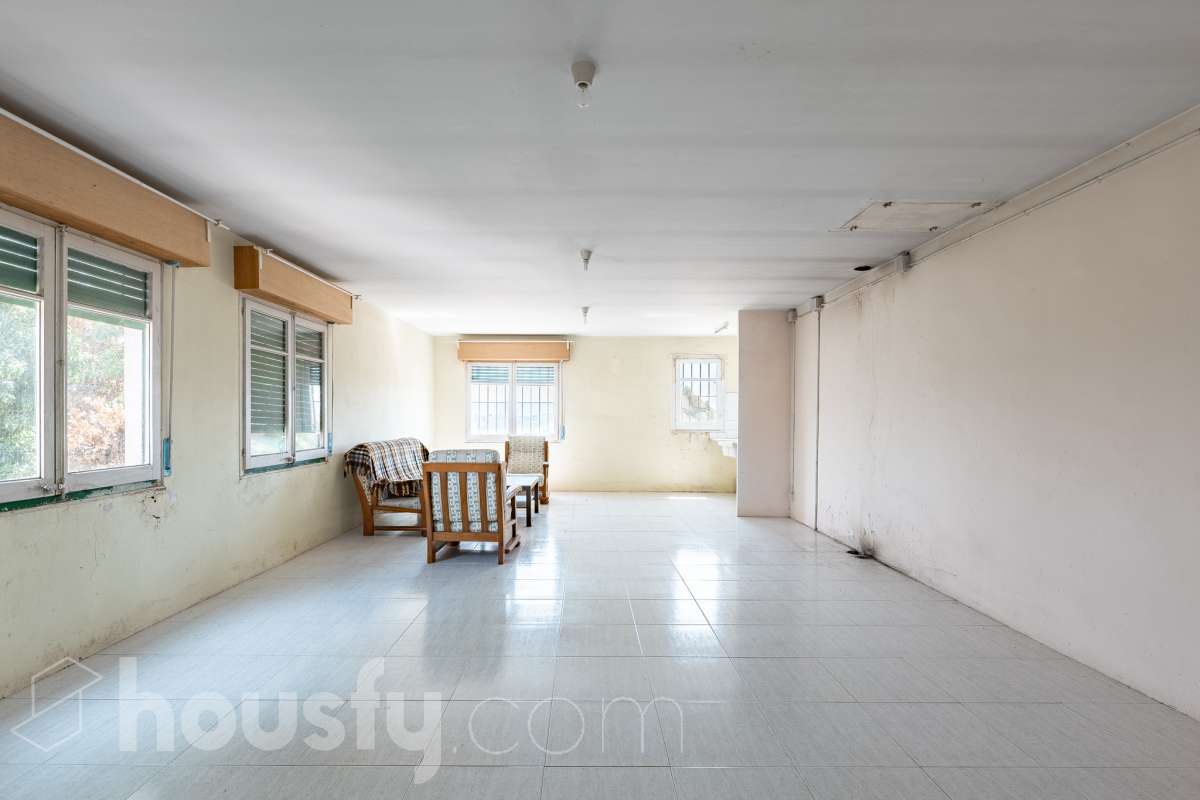 Housfy vende 🏡 amplia casa a 3 vientos y parcela rústica, ubicada en Torrelavit. Vive con la máxima tranquilidad, rodeado de un paisaje vitivinícola idílico y una paz absoluta. Sin renunciar a una excelente conectividad a pocos minutos de la c-15. Vivienda para reformar y diseñar a tu gusto!. Dispone de una planta completamente diáfana y polivalente, diseñada para adaptarse al ritmo de tu vida: desde un taller artístico hasta el espacio de relax que siempre soñaste. Justo enfrente de la casa, se encuentra un precioso jardín de 105m2. La vivienda dispone de 165m2 útiles (verificados con la Dirección General de Catastro). Reformada en el año: 1975. el inmueble cuenta también con una parcela rústica adyacente de 2.575 m2. Distribución de estancias -Salón-comedor -3 Dormitorios -2 Baños -Cocina independiente. Características específicas -Patio -Jardín privado Zona y entorno Respecto a la ubicación, se sitúa en Torrelavit, municipio de Barcelona. Esta propiedad se encuentra cerca de transporte público, colegios, supermercados y farmacias. Aviso legal El precio de venta no incluye gastos de la compraventa como notaría, registro, impuestos, ni tampoco honorarios agencia. Esta publicación no es vinculante. Consulta siempre la nota simple con Housfy antes de formalizar la compraventa. Sobre nosotros Housfy es la plataforma integral de servicios inmobiliarios. Nuestra combinación de expertos y tecnología pone al alcance de todo el mundo servicios cómodos, claros y seguros. AICAT número: 7922. Nos encargamos de la gestión y asesoramiento de la compra. ¡Olvídate de todo! Hacemos los trámites por ti. Y, si además necesitas financiación, ponemos a tu disposición un bróker hipotecario para ayudarte a conseguir las mejores condiciones para tu perfil económico. ¿Quieres visitarla? Contacta con Housfy y agenda tu visita sin compromiso. Más información en: housfy.com-6