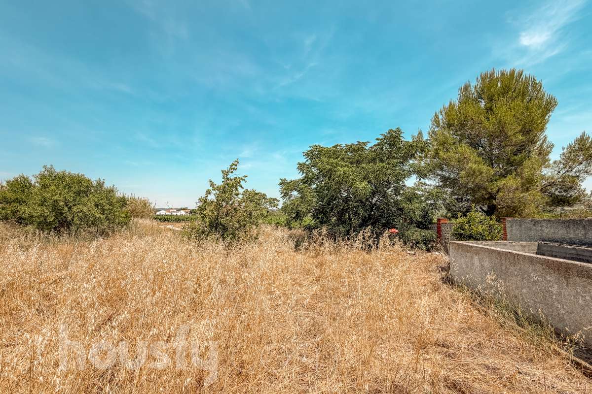 Housfy vende 🏡 amplia casa a 3 vientos y parcela rústica, ubicada en Torrelavit. Vive con la máxima tranquilidad, rodeado de un paisaje vitivinícola idílico y una paz absoluta. Sin renunciar a una excelente conectividad a pocos minutos de la c-15. Vivienda para reformar y diseñar a tu gusto!. Dispone de una planta completamente diáfana y polivalente, diseñada para adaptarse al ritmo de tu vida: desde un taller artístico hasta el espacio de relax que siempre soñaste. Justo enfrente de la casa, se encuentra un precioso jardín de 105m2. La vivienda dispone de 165m2 útiles (verificados con la Dirección General de Catastro). Reformada en el año: 1975. el inmueble cuenta también con una parcela rústica adyacente de 2.575 m2. Distribución de estancias -Salón-comedor -3 Dormitorios -2 Baños -Cocina independiente. Características específicas -Patio -Jardín privado Zona y entorno Respecto a la ubicación, se sitúa en Torrelavit, municipio de Barcelona. Esta propiedad se encuentra cerca de transporte público, colegios, supermercados y farmacias. Aviso legal El precio de venta no incluye gastos de la compraventa como notaría, registro, impuestos, ni tampoco honorarios agencia. Esta publicación no es vinculante. Consulta siempre la nota simple con Housfy antes de formalizar la compraventa. Sobre nosotros Housfy es la plataforma integral de servicios inmobiliarios. Nuestra combinación de expertos y tecnología pone al alcance de todo el mundo servicios cómodos, claros y seguros. AICAT número: 7922. Nos encargamos de la gestión y asesoramiento de la compra. ¡Olvídate de todo! Hacemos los trámites por ti. Y, si además necesitas financiación, ponemos a tu disposición un bróker hipotecario para ayudarte a conseguir las mejores condiciones para tu perfil económico. ¿Quieres visitarla? Contacta con Housfy y agenda tu visita sin compromiso. Más información en: housfy.com-43