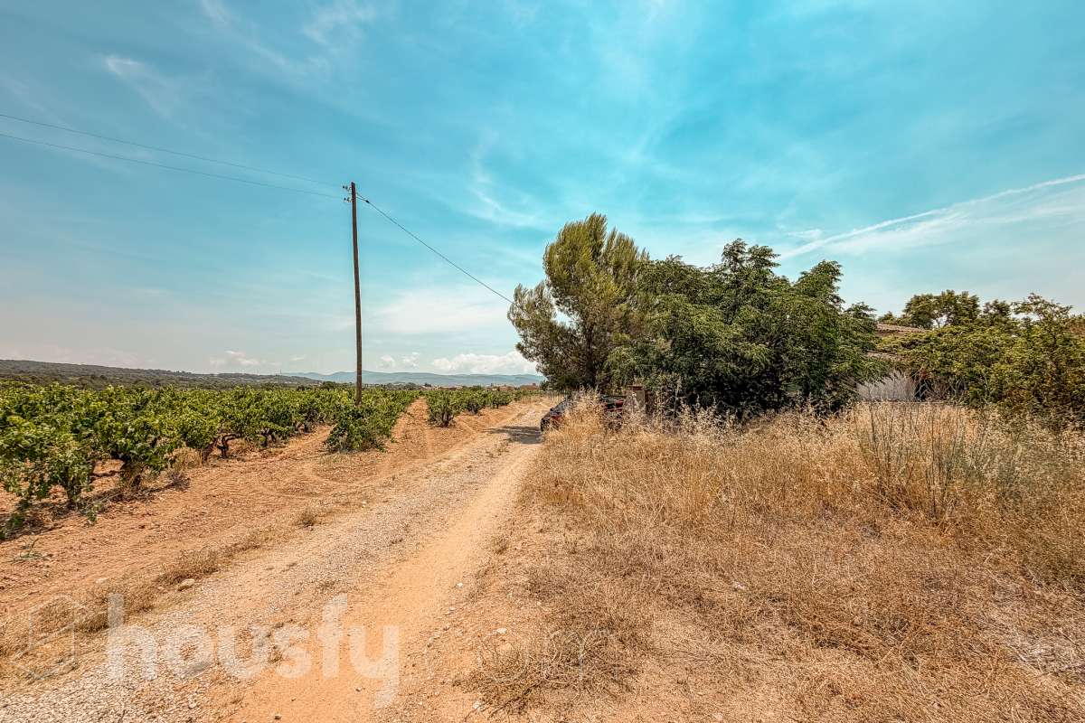Housfy vende 🏡 amplia casa a 3 vientos y parcela rústica, ubicada en Torrelavit. Vive con la máxima tranquilidad, rodeado de un paisaje vitivinícola idílico y una paz absoluta. Sin renunciar a una excelente conectividad a pocos minutos de la c-15. Vivienda para reformar y diseñar a tu gusto!. Dispone de una planta completamente diáfana y polivalente, diseñada para adaptarse al ritmo de tu vida: desde un taller artístico hasta el espacio de relax que siempre soñaste. Justo enfrente de la casa, se encuentra un precioso jardín de 105m2. La vivienda dispone de 165m2 útiles (verificados con la Dirección General de Catastro). Reformada en el año: 1975. el inmueble cuenta también con una parcela rústica adyacente de 2.575 m2. Distribución de estancias -Salón-comedor -3 Dormitorios -2 Baños -Cocina independiente. Características específicas -Patio -Jardín privado Zona y entorno Respecto a la ubicación, se sitúa en Torrelavit, municipio de Barcelona. Esta propiedad se encuentra cerca de transporte público, colegios, supermercados y farmacias. Aviso legal El precio de venta no incluye gastos de la compraventa como notaría, registro, impuestos, ni tampoco honorarios agencia. Esta publicación no es vinculante. Consulta siempre la nota simple con Housfy antes de formalizar la compraventa. Sobre nosotros Housfy es la plataforma integral de servicios inmobiliarios. Nuestra combinación de expertos y tecnología pone al alcance de todo el mundo servicios cómodos, claros y seguros. AICAT número: 7922. Nos encargamos de la gestión y asesoramiento de la compra. ¡Olvídate de todo! Hacemos los trámites por ti. Y, si además necesitas financiación, ponemos a tu disposición un bróker hipotecario para ayudarte a conseguir las mejores condiciones para tu perfil económico. ¿Quieres visitarla? Contacta con Housfy y agenda tu visita sin compromiso. Más información en: housfy.com-45