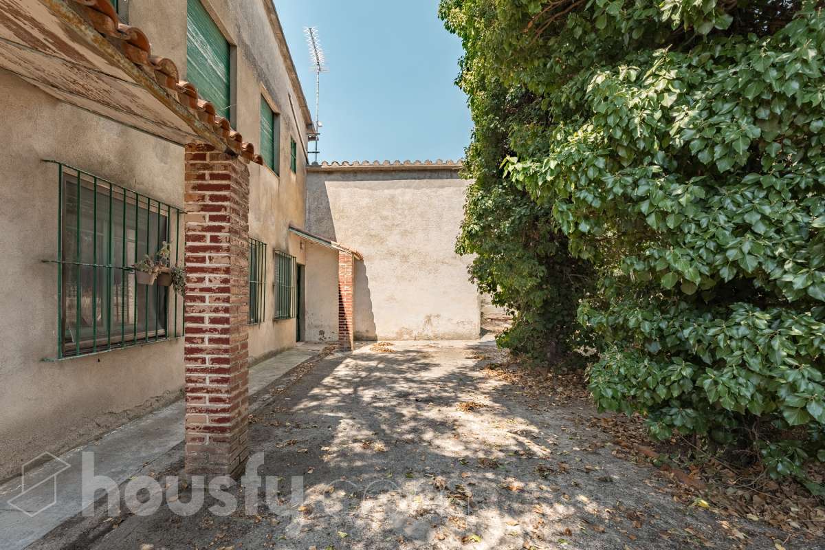 Housfy vende 🏡 amplia casa a 3 vientos y parcela rústica, ubicada en Torrelavit. Vive con la máxima tranquilidad, rodeado de un paisaje vitivinícola idílico y una paz absoluta. Sin renunciar a una excelente conectividad a pocos minutos de la c-15. Vivienda para reformar y diseñar a tu gusto!. Dispone de una planta completamente diáfana y polivalente, diseñada para adaptarse al ritmo de tu vida: desde un taller artístico hasta el espacio de relax que siempre soñaste. Justo enfrente de la casa, se encuentra un precioso jardín de 105m2. La vivienda dispone de 165m2 útiles (verificados con la Dirección General de Catastro). Reformada en el año: 1975. el inmueble cuenta también con una parcela rústica adyacente de 2.575 m2. Distribución de estancias -Salón-comedor -3 Dormitorios -2 Baños -Cocina independiente. Características específicas -Patio -Jardín privado Zona y entorno Respecto a la ubicación, se sitúa en Torrelavit, municipio de Barcelona. Esta propiedad se encuentra cerca de transporte público, colegios, supermercados y farmacias. Aviso legal El precio de venta no incluye gastos de la compraventa como notaría, registro, impuestos, ni tampoco honorarios agencia. Esta publicación no es vinculante. Consulta siempre la nota simple con Housfy antes de formalizar la compraventa. Sobre nosotros Housfy es la plataforma integral de servicios inmobiliarios. Nuestra combinación de expertos y tecnología pone al alcance de todo el mundo servicios cómodos, claros y seguros. AICAT número: 7922. Nos encargamos de la gestión y asesoramiento de la compra. ¡Olvídate de todo! Hacemos los trámites por ti. Y, si además necesitas financiación, ponemos a tu disposición un bróker hipotecario para ayudarte a conseguir las mejores condiciones para tu perfil económico. ¿Quieres visitarla? Contacta con Housfy y agenda tu visita sin compromiso. Más información en: housfy.com-29