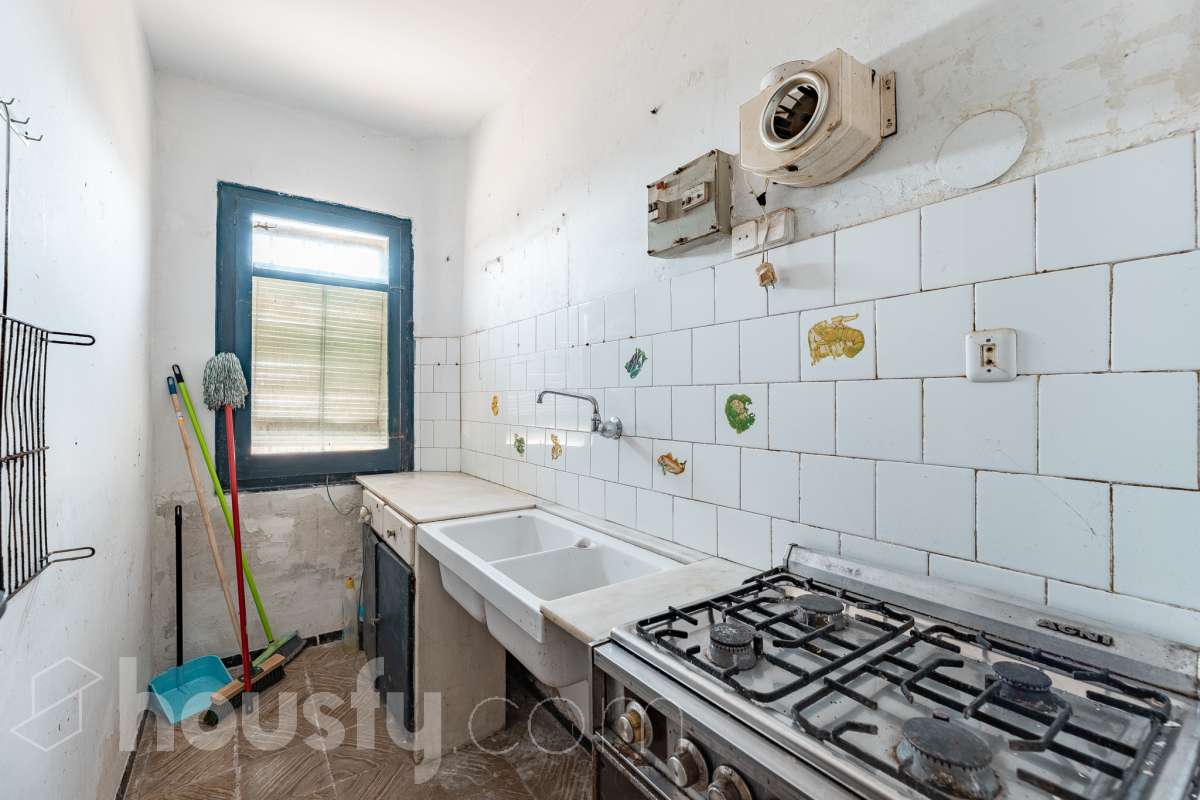 Housfy vende 🏡 amplia casa a 3 vientos y parcela rústica, ubicada en Torrelavit. Vive con la máxima tranquilidad, rodeado de un paisaje vitivinícola idílico y una paz absoluta. Sin renunciar a una excelente conectividad a pocos minutos de la c-15. Vivienda para reformar y diseñar a tu gusto!. Dispone de una planta completamente diáfana y polivalente, diseñada para adaptarse al ritmo de tu vida: desde un taller artístico hasta el espacio de relax que siempre soñaste. Justo enfrente de la casa, se encuentra un precioso jardín de 105m2. La vivienda dispone de 165m2 útiles (verificados con la Dirección General de Catastro). Reformada en el año: 1975. el inmueble cuenta también con una parcela rústica adyacente de 2.575 m2. Distribución de estancias -Salón-comedor -3 Dormitorios -2 Baños -Cocina independiente. Características específicas -Patio -Jardín privado Zona y entorno Respecto a la ubicación, se sitúa en Torrelavit, municipio de Barcelona. Esta propiedad se encuentra cerca de transporte público, colegios, supermercados y farmacias. Aviso legal El precio de venta no incluye gastos de la compraventa como notaría, registro, impuestos, ni tampoco honorarios agencia. Esta publicación no es vinculante. Consulta siempre la nota simple con Housfy antes de formalizar la compraventa. Sobre nosotros Housfy es la plataforma integral de servicios inmobiliarios. Nuestra combinación de expertos y tecnología pone al alcance de todo el mundo servicios cómodos, claros y seguros. AICAT número: 7922. Nos encargamos de la gestión y asesoramiento de la compra. ¡Olvídate de todo! Hacemos los trámites por ti. Y, si además necesitas financiación, ponemos a tu disposición un bróker hipotecario para ayudarte a conseguir las mejores condiciones para tu perfil económico. ¿Quieres visitarla? Contacta con Housfy y agenda tu visita sin compromiso. Más información en: housfy.com-10