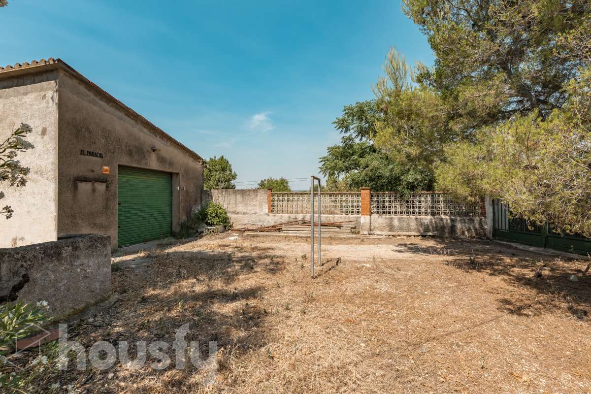 Housfy vende 🏡 amplia casa a 3 vientos y parcela rústica, ubicada en Torrelavit. Vive con la máxima tranquilidad, rodeado de un paisaje vitivinícola idílico y una paz absoluta. Sin renunciar a una excelente conectividad a pocos minutos de la c-15. Vivienda para reformar y diseñar a tu gusto!. Dispone de una planta completamente diáfana y polivalente, diseñada para adaptarse al ritmo de tu vida: desde un taller artístico hasta el espacio de relax que siempre soñaste. Justo enfrente de la casa, se encuentra un precioso jardín de 105m2. La vivienda dispone de 165m2 útiles (verificados con la Dirección General de Catastro). Reformada en el año: 1975. el inmueble cuenta también con una parcela rústica adyacente de 2.575 m2. Distribución de estancias -Salón-comedor -3 Dormitorios -2 Baños -Cocina independiente. Características específicas -Patio -Jardín privado Zona y entorno Respecto a la ubicación, se sitúa en Torrelavit, municipio de Barcelona. Esta propiedad se encuentra cerca de transporte público, colegios, supermercados y farmacias. Aviso legal El precio de venta no incluye gastos de la compraventa como notaría, registro, impuestos, ni tampoco honorarios agencia. Esta publicación no es vinculante. Consulta siempre la nota simple con Housfy antes de formalizar la compraventa. Sobre nosotros Housfy es la plataforma integral de servicios inmobiliarios. Nuestra combinación de expertos y tecnología pone al alcance de todo el mundo servicios cómodos, claros y seguros. AICAT número: 7922. Nos encargamos de la gestión y asesoramiento de la compra. ¡Olvídate de todo! Hacemos los trámites por ti. Y, si además necesitas financiación, ponemos a tu disposición un bróker hipotecario para ayudarte a conseguir las mejores condiciones para tu perfil económico. ¿Quieres visitarla? Contacta con Housfy y agenda tu visita sin compromiso. Más información en: housfy.com-33