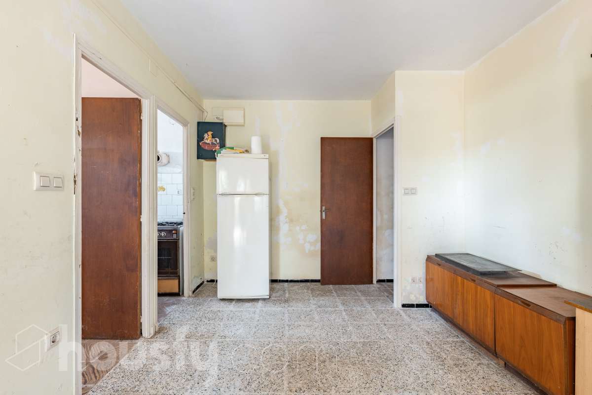 Housfy vende 🏡 amplia casa a 3 vientos y parcela rústica, ubicada en Torrelavit. Vive con la máxima tranquilidad, rodeado de un paisaje vitivinícola idílico y una paz absoluta. Sin renunciar a una excelente conectividad a pocos minutos de la c-15. Vivienda para reformar y diseñar a tu gusto!. Dispone de una planta completamente diáfana y polivalente, diseñada para adaptarse al ritmo de tu vida: desde un taller artístico hasta el espacio de relax que siempre soñaste. Justo enfrente de la casa, se encuentra un precioso jardín de 105m2. La vivienda dispone de 165m2 útiles (verificados con la Dirección General de Catastro). Reformada en el año: 1975. el inmueble cuenta también con una parcela rústica adyacente de 2.575 m2. Distribución de estancias -Salón-comedor -3 Dormitorios -2 Baños -Cocina independiente. Características específicas -Patio -Jardín privado Zona y entorno Respecto a la ubicación, se sitúa en Torrelavit, municipio de Barcelona. Esta propiedad se encuentra cerca de transporte público, colegios, supermercados y farmacias. Aviso legal El precio de venta no incluye gastos de la compraventa como notaría, registro, impuestos, ni tampoco honorarios agencia. Esta publicación no es vinculante. Consulta siempre la nota simple con Housfy antes de formalizar la compraventa. Sobre nosotros Housfy es la plataforma integral de servicios inmobiliarios. Nuestra combinación de expertos y tecnología pone al alcance de todo el mundo servicios cómodos, claros y seguros. AICAT número: 7922. Nos encargamos de la gestión y asesoramiento de la compra. ¡Olvídate de todo! Hacemos los trámites por ti. Y, si además necesitas financiación, ponemos a tu disposición un bróker hipotecario para ayudarte a conseguir las mejores condiciones para tu perfil económico. ¿Quieres visitarla? Contacta con Housfy y agenda tu visita sin compromiso. Más información en: housfy.com-9