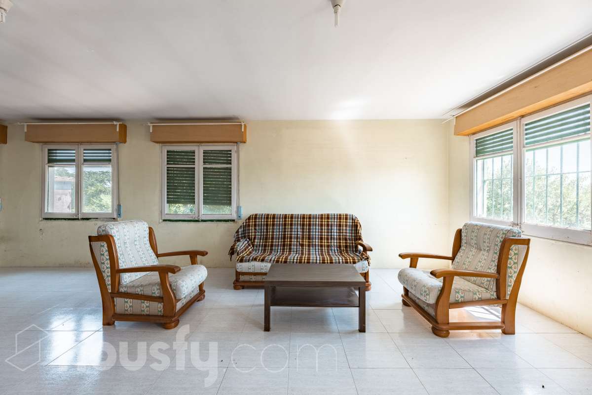 Housfy vende 🏡 amplia casa a 3 vientos y parcela rústica, ubicada en Torrelavit. Vive con la máxima tranquilidad, rodeado de un paisaje vitivinícola idílico y una paz absoluta. Sin renunciar a una excelente conectividad a pocos minutos de la c-15. Vivienda para reformar y diseñar a tu gusto!. Dispone de una planta completamente diáfana y polivalente, diseñada para adaptarse al ritmo de tu vida: desde un taller artístico hasta el espacio de relax que siempre soñaste. Justo enfrente de la casa, se encuentra un precioso jardín de 105m2. La vivienda dispone de 165m2 útiles (verificados con la Dirección General de Catastro). Reformada en el año: 1975. el inmueble cuenta también con una parcela rústica adyacente de 2.575 m2. Distribución de estancias -Salón-comedor -3 Dormitorios -2 Baños -Cocina independiente. Características específicas -Patio -Jardín privado Zona y entorno Respecto a la ubicación, se sitúa en Torrelavit, municipio de Barcelona. Esta propiedad se encuentra cerca de transporte público, colegios, supermercados y farmacias. Aviso legal El precio de venta no incluye gastos de la compraventa como notaría, registro, impuestos, ni tampoco honorarios agencia. Esta publicación no es vinculante. Consulta siempre la nota simple con Housfy antes de formalizar la compraventa. Sobre nosotros Housfy es la plataforma integral de servicios inmobiliarios. Nuestra combinación de expertos y tecnología pone al alcance de todo el mundo servicios cómodos, claros y seguros. AICAT número: 7922. Nos encargamos de la gestión y asesoramiento de la compra. ¡Olvídate de todo! Hacemos los trámites por ti. Y, si además necesitas financiación, ponemos a tu disposición un bróker hipotecario para ayudarte a conseguir las mejores condiciones para tu perfil económico. ¿Quieres visitarla? Contacta con Housfy y agenda tu visita sin compromiso. Más información en: housfy.com-7