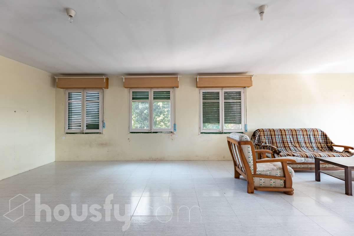 Housfy vende 🏡 amplia casa a 3 vientos y parcela rústica, ubicada en Torrelavit. Vive con la máxima tranquilidad, rodeado de un paisaje vitivinícola idílico y una paz absoluta. Sin renunciar a una excelente conectividad a pocos minutos de la c-15. Vivienda para reformar y diseñar a tu gusto!. Dispone de una planta completamente diáfana y polivalente, diseñada para adaptarse al ritmo de tu vida: desde un taller artístico hasta el espacio de relax que siempre soñaste. Justo enfrente de la casa, se encuentra un precioso jardín de 105m2. La vivienda dispone de 165m2 útiles (verificados con la Dirección General de Catastro). Reformada en el año: 1975. el inmueble cuenta también con una parcela rústica adyacente de 2.575 m2. Distribución de estancias -Salón-comedor -3 Dormitorios -2 Baños -Cocina independiente. Características específicas -Patio -Jardín privado Zona y entorno Respecto a la ubicación, se sitúa en Torrelavit, municipio de Barcelona. Esta propiedad se encuentra cerca de transporte público, colegios, supermercados y farmacias. Aviso legal El precio de venta no incluye gastos de la compraventa como notaría, registro, impuestos, ni tampoco honorarios agencia. Esta publicación no es vinculante. Consulta siempre la nota simple con Housfy antes de formalizar la compraventa. Sobre nosotros Housfy es la plataforma integral de servicios inmobiliarios. Nuestra combinación de expertos y tecnología pone al alcance de todo el mundo servicios cómodos, claros y seguros. AICAT número: 7922. Nos encargamos de la gestión y asesoramiento de la compra. ¡Olvídate de todo! Hacemos los trámites por ti. Y, si además necesitas financiación, ponemos a tu disposición un bróker hipotecario para ayudarte a conseguir las mejores condiciones para tu perfil económico. ¿Quieres visitarla? Contacta con Housfy y agenda tu visita sin compromiso. Más información en: housfy.com-14