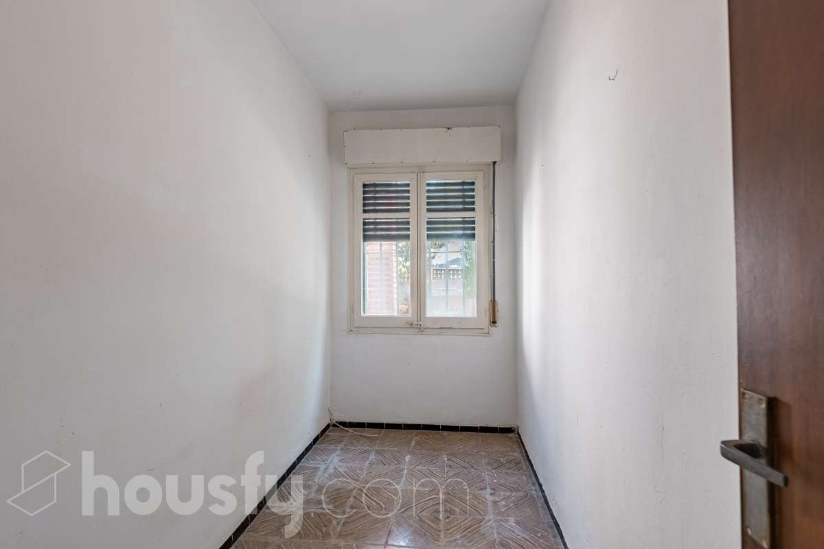 Housfy vende 🏡 amplia casa a 3 vientos y parcela rústica, ubicada en Torrelavit. Vive con la máxima tranquilidad, rodeado de un paisaje vitivinícola idílico y una paz absoluta. Sin renunciar a una excelente conectividad a pocos minutos de la c-15. Vivienda para reformar y diseñar a tu gusto!. Dispone de una planta completamente diáfana y polivalente, diseñada para adaptarse al ritmo de tu vida: desde un taller artístico hasta el espacio de relax que siempre soñaste. Justo enfrente de la casa, se encuentra un precioso jardín de 105m2. La vivienda dispone de 165m2 útiles (verificados con la Dirección General de Catastro). Reformada en el año: 1975. el inmueble cuenta también con una parcela rústica adyacente de 2.575 m2. Distribución de estancias -Salón-comedor -3 Dormitorios -2 Baños -Cocina independiente. Características específicas -Patio -Jardín privado Zona y entorno Respecto a la ubicación, se sitúa en Torrelavit, municipio de Barcelona. Esta propiedad se encuentra cerca de transporte público, colegios, supermercados y farmacias. Aviso legal El precio de venta no incluye gastos de la compraventa como notaría, registro, impuestos, ni tampoco honorarios agencia. Esta publicación no es vinculante. Consulta siempre la nota simple con Housfy antes de formalizar la compraventa. Sobre nosotros Housfy es la plataforma integral de servicios inmobiliarios. Nuestra combinación de expertos y tecnología pone al alcance de todo el mundo servicios cómodos, claros y seguros. AICAT número: 7922. Nos encargamos de la gestión y asesoramiento de la compra. ¡Olvídate de todo! Hacemos los trámites por ti. Y, si además necesitas financiación, ponemos a tu disposición un bróker hipotecario para ayudarte a conseguir las mejores condiciones para tu perfil económico. ¿Quieres visitarla? Contacta con Housfy y agenda tu visita sin compromiso. Más información en: housfy.com-23