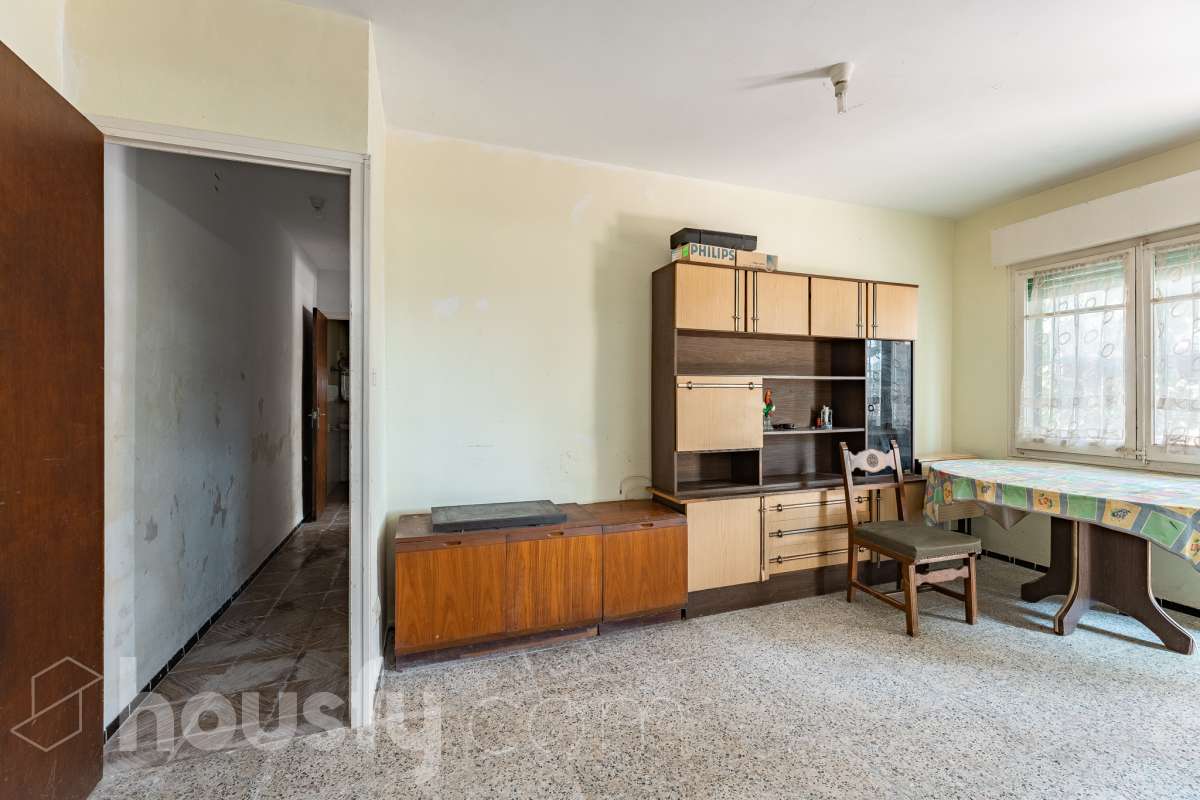 Housfy vende 🏡 amplia casa a 3 vientos y parcela rústica, ubicada en Torrelavit. Vive con la máxima tranquilidad, rodeado de un paisaje vitivinícola idílico y una paz absoluta. Sin renunciar a una excelente conectividad a pocos minutos de la c-15. Vivienda para reformar y diseñar a tu gusto!. Dispone de una planta completamente diáfana y polivalente, diseñada para adaptarse al ritmo de tu vida: desde un taller artístico hasta el espacio de relax que siempre soñaste. Justo enfrente de la casa, se encuentra un precioso jardín de 105m2. La vivienda dispone de 165m2 útiles (verificados con la Dirección General de Catastro). Reformada en el año: 1975. el inmueble cuenta también con una parcela rústica adyacente de 2.575 m2. Distribución de estancias -Salón-comedor -3 Dormitorios -2 Baños -Cocina independiente. Características específicas -Patio -Jardín privado Zona y entorno Respecto a la ubicación, se sitúa en Torrelavit, municipio de Barcelona. Esta propiedad se encuentra cerca de transporte público, colegios, supermercados y farmacias. Aviso legal El precio de venta no incluye gastos de la compraventa como notaría, registro, impuestos, ni tampoco honorarios agencia. Esta publicación no es vinculante. Consulta siempre la nota simple con Housfy antes de formalizar la compraventa. Sobre nosotros Housfy es la plataforma integral de servicios inmobiliarios. Nuestra combinación de expertos y tecnología pone al alcance de todo el mundo servicios cómodos, claros y seguros. AICAT número: 7922. Nos encargamos de la gestión y asesoramiento de la compra. ¡Olvídate de todo! Hacemos los trámites por ti. Y, si además necesitas financiación, ponemos a tu disposición un bróker hipotecario para ayudarte a conseguir las mejores condiciones para tu perfil económico. ¿Quieres visitarla? Contacta con Housfy y agenda tu visita sin compromiso. Más información en: housfy.com-5