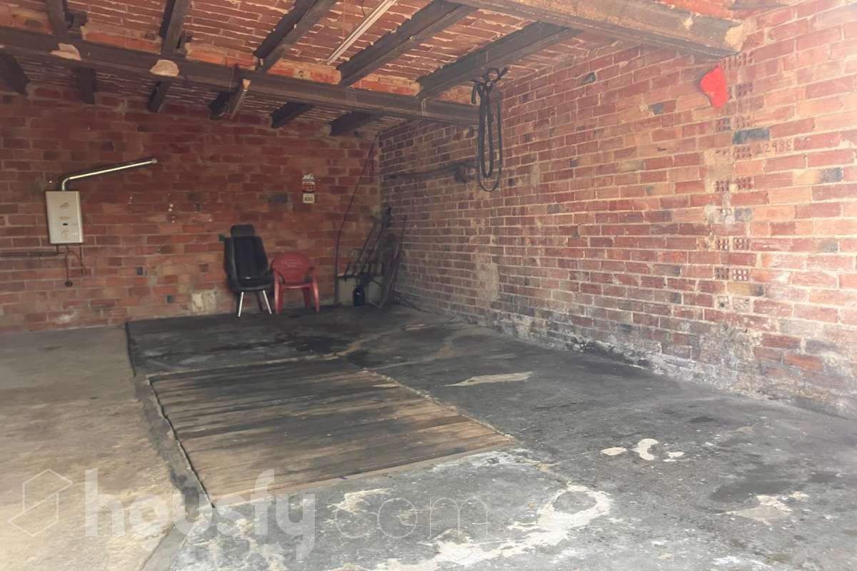 Housfy vende 🏡 amplia casa a 3 vientos y parcela rústica, ubicada en Torrelavit. Vive con la máxima tranquilidad, rodeado de un paisaje vitivinícola idílico y una paz absoluta. Sin renunciar a una excelente conectividad a pocos minutos de la c-15. Vivienda para reformar y diseñar a tu gusto!. Dispone de una planta completamente diáfana y polivalente, diseñada para adaptarse al ritmo de tu vida: desde un taller artístico hasta el espacio de relax que siempre soñaste. Justo enfrente de la casa, se encuentra un precioso jardín de 105m2. La vivienda dispone de 165m2 útiles (verificados con la Dirección General de Catastro). Reformada en el año: 1975. el inmueble cuenta también con una parcela rústica adyacente de 2.575 m2. Distribución de estancias -Salón-comedor -3 Dormitorios -2 Baños -Cocina independiente. Características específicas -Patio -Jardín privado Zona y entorno Respecto a la ubicación, se sitúa en Torrelavit, municipio de Barcelona. Esta propiedad se encuentra cerca de transporte público, colegios, supermercados y farmacias. Aviso legal El precio de venta no incluye gastos de la compraventa como notaría, registro, impuestos, ni tampoco honorarios agencia. Esta publicación no es vinculante. Consulta siempre la nota simple con Housfy antes de formalizar la compraventa. Sobre nosotros Housfy es la plataforma integral de servicios inmobiliarios. Nuestra combinación de expertos y tecnología pone al alcance de todo el mundo servicios cómodos, claros y seguros. AICAT número: 7922. Nos encargamos de la gestión y asesoramiento de la compra. ¡Olvídate de todo! Hacemos los trámites por ti. Y, si además necesitas financiación, ponemos a tu disposición un bróker hipotecario para ayudarte a conseguir las mejores condiciones para tu perfil económico. ¿Quieres visitarla? Contacta con Housfy y agenda tu visita sin compromiso. Más información en: housfy.com-35