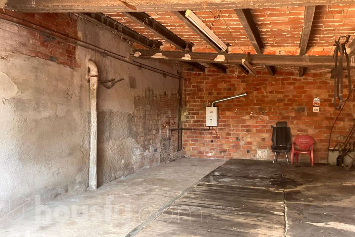 Housfy vende 🏡 amplia casa a 3 vientos y parcela rústica, ubicada en Torrelavit. Vive con la máxima tranquilidad, rodeado de un paisaje vitivinícola idílico y una paz absoluta. Sin renunciar a una excelente conectividad a pocos minutos de la c-15. Vivienda para reformar y diseñar a tu gusto!. Dispone de una planta completamente diáfana y polivalente, diseñada para adaptarse al ritmo de tu vida: desde un taller artístico hasta el espacio de relax que siempre soñaste. Justo enfrente de la casa, se encuentra un precioso jardín de 105m2. La vivienda dispone de 165m2 útiles (verificados con la Dirección General de Catastro). Reformada en el año: 1975. el inmueble cuenta también con una parcela rústica adyacente de 2.575 m2. Distribución de estancias -Salón-comedor -3 Dormitorios -2 Baños -Cocina independiente. Características específicas -Patio -Jardín privado Zona y entorno Respecto a la ubicación, se sitúa en Torrelavit, municipio de Barcelona. Esta propiedad se encuentra cerca de transporte público, colegios, supermercados y farmacias. Aviso legal El precio de venta no incluye gastos de la compraventa como notaría, registro, impuestos, ni tampoco honorarios agencia. Esta publicación no es vinculante. Consulta siempre la nota simple con Housfy antes de formalizar la compraventa. Sobre nosotros Housfy es la plataforma integral de servicios inmobiliarios. Nuestra combinación de expertos y tecnología pone al alcance de todo el mundo servicios cómodos, claros y seguros. AICAT número: 7922. Nos encargamos de la gestión y asesoramiento de la compra. ¡Olvídate de todo! Hacemos los trámites por ti. Y, si además necesitas financiación, ponemos a tu disposición un bróker hipotecario para ayudarte a conseguir las mejores condiciones para tu perfil económico. ¿Quieres visitarla? Contacta con Housfy y agenda tu visita sin compromiso. Más información en: housfy.com-34