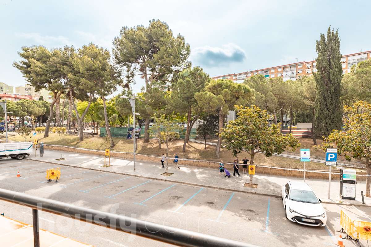 Housfy vende 🏡 luminoso piso ubicado en Cornellà de Llobregat, el cuál consta de 62m (verificados con la Dirección General de Catastro). Construido en el año: 1965. Distribución de estancias -Salón-comedor -3 Dormitorios -1 Baño -Cocina equipada Características específicas -Aire acondicionado -Vistas a la ciudad Zona y entorno Respecto a la ubicación, se sitúa en Cornellà de Llobregat, municipio de Barcelona . Esta propiedad se encuentra cerca de transporte público. Aviso legal El precio de venta no incluye gastos de la compraventa como notaría, registro, impuestos, ni tampoco honorarios agencia. Esta publicación no es vinculante. Consulta siempre la nota simple con Housfy antes de formalizar la compraventa. Sobre nosotros Housfy es la plataforma integral de servicios inmobiliarios. Nuestra combinación de expertos y tecnología pone al alcance de todo el mundo servicios cómodos, claros y seguros. AICAT número: 7922. Nos encargamos de la gestión y asesoramiento de la compra. ¡Olvídate de todo! Hacemos los trámites por ti. Y, si además necesitas financiación, ponemos a tu disposición un bróker hipotecario para ayudarte a conseguir las mejores condiciones para tu perfil económico. ¿Quieres visitarla? Contacta con Housfy y agenda tu visita sin compromiso. Más información en: housfy.com En cumplimiento de la Ley 8/2026 en Cataluña, el certificado de presencia o ausencia de amianto se encuentra en proceso de tramitación.-26