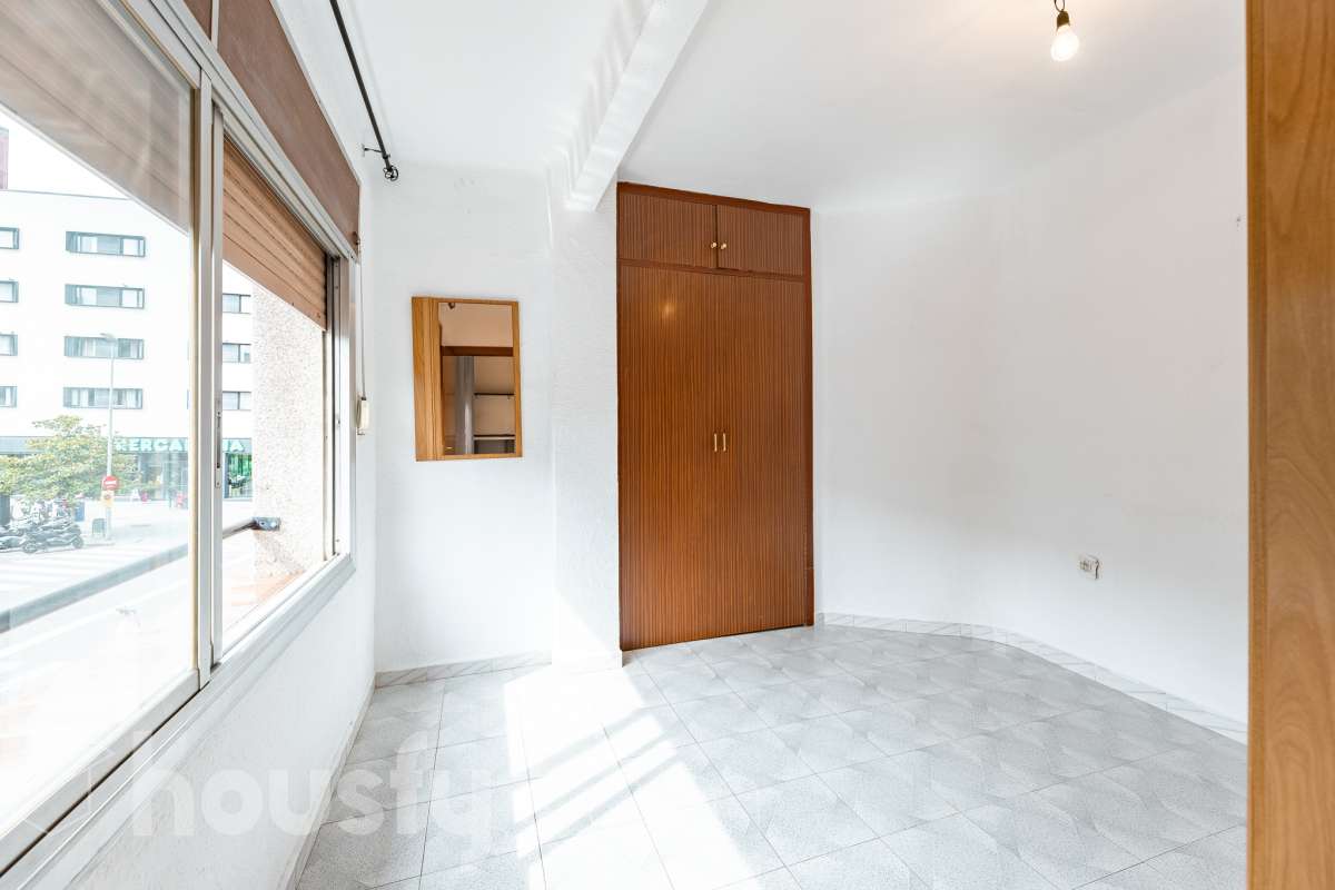 Housfy vende 🏡 luminoso piso ubicado en Cornellà de Llobregat, el cuál consta de 62m (verificados con la Dirección General de Catastro). Construido en el año: 1965. Distribución de estancias -Salón-comedor -3 Dormitorios -1 Baño -Cocina equipada Características específicas -Aire acondicionado -Vistas a la ciudad Zona y entorno Respecto a la ubicación, se sitúa en Cornellà de Llobregat, municipio de Barcelona . Esta propiedad se encuentra cerca de transporte público. Aviso legal El precio de venta no incluye gastos de la compraventa como notaría, registro, impuestos, ni tampoco honorarios agencia. Esta publicación no es vinculante. Consulta siempre la nota simple con Housfy antes de formalizar la compraventa. Sobre nosotros Housfy es la plataforma integral de servicios inmobiliarios. Nuestra combinación de expertos y tecnología pone al alcance de todo el mundo servicios cómodos, claros y seguros. AICAT número: 7922. Nos encargamos de la gestión y asesoramiento de la compra. ¡Olvídate de todo! Hacemos los trámites por ti. Y, si además necesitas financiación, ponemos a tu disposición un bróker hipotecario para ayudarte a conseguir las mejores condiciones para tu perfil económico. ¿Quieres visitarla? Contacta con Housfy y agenda tu visita sin compromiso. Más información en: housfy.com En cumplimiento de la Ley 8/2026 en Cataluña, el certificado de presencia o ausencia de amianto se encuentra en proceso de tramitación.-14