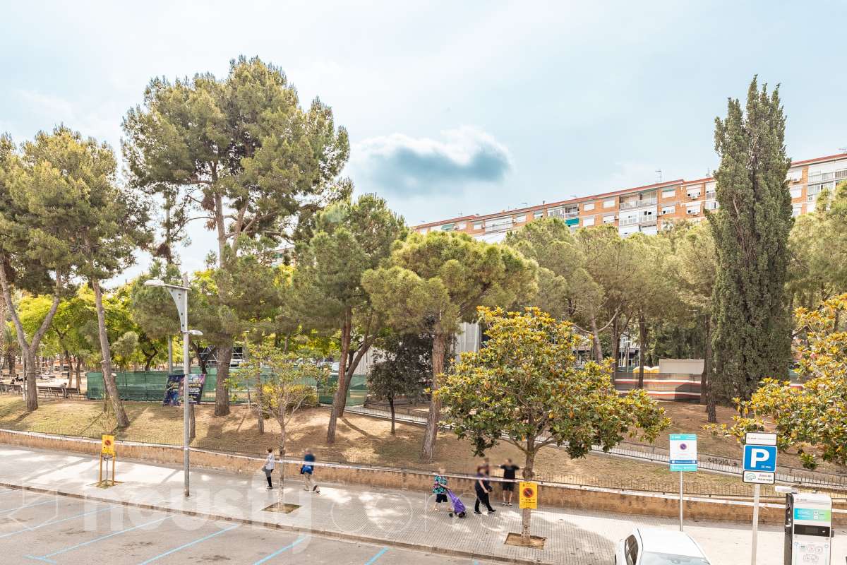 Housfy vende 🏡 luminoso piso ubicado en Cornellà de Llobregat, el cuál consta de 62m (verificados con la Dirección General de Catastro). Construido en el año: 1965. Distribución de estancias -Salón-comedor -3 Dormitorios -1 Baño -Cocina equipada Características específicas -Aire acondicionado -Vistas a la ciudad Zona y entorno Respecto a la ubicación, se sitúa en Cornellà de Llobregat, municipio de Barcelona . Esta propiedad se encuentra cerca de transporte público. Aviso legal El precio de venta no incluye gastos de la compraventa como notaría, registro, impuestos, ni tampoco honorarios agencia. Esta publicación no es vinculante. Consulta siempre la nota simple con Housfy antes de formalizar la compraventa. Sobre nosotros Housfy es la plataforma integral de servicios inmobiliarios. Nuestra combinación de expertos y tecnología pone al alcance de todo el mundo servicios cómodos, claros y seguros. AICAT número: 7922. Nos encargamos de la gestión y asesoramiento de la compra. ¡Olvídate de todo! Hacemos los trámites por ti. Y, si además necesitas financiación, ponemos a tu disposición un bróker hipotecario para ayudarte a conseguir las mejores condiciones para tu perfil económico. ¿Quieres visitarla? Contacta con Housfy y agenda tu visita sin compromiso. Más información en: housfy.com En cumplimiento de la Ley 8/2026 en Cataluña, el certificado de presencia o ausencia de amianto se encuentra en proceso de tramitación.-25