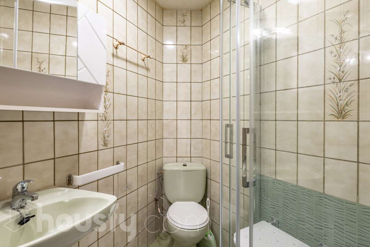 Housfy vende 🏡 luminoso piso ubicado en Cornellà de Llobregat, el cuál consta de 62m (verificados con la Dirección General de Catastro). Construido en el año: 1965. Distribución de estancias -Salón-comedor -3 Dormitorios -1 Baño -Cocina equipada Características específicas -Aire acondicionado -Vistas a la ciudad Zona y entorno Respecto a la ubicación, se sitúa en Cornellà de Llobregat, municipio de Barcelona . Esta propiedad se encuentra cerca de transporte público. Aviso legal El precio de venta no incluye gastos de la compraventa como notaría, registro, impuestos, ni tampoco honorarios agencia. Esta publicación no es vinculante. Consulta siempre la nota simple con Housfy antes de formalizar la compraventa. Sobre nosotros Housfy es la plataforma integral de servicios inmobiliarios. Nuestra combinación de expertos y tecnología pone al alcance de todo el mundo servicios cómodos, claros y seguros. AICAT número: 7922. Nos encargamos de la gestión y asesoramiento de la compra. ¡Olvídate de todo! Hacemos los trámites por ti. Y, si además necesitas financiación, ponemos a tu disposición un bróker hipotecario para ayudarte a conseguir las mejores condiciones para tu perfil económico. ¿Quieres visitarla? Contacta con Housfy y agenda tu visita sin compromiso. Más información en: housfy.com En cumplimiento de la Ley 8/2026 en Cataluña, el certificado de presencia o ausencia de amianto se encuentra en proceso de tramitación.-24
