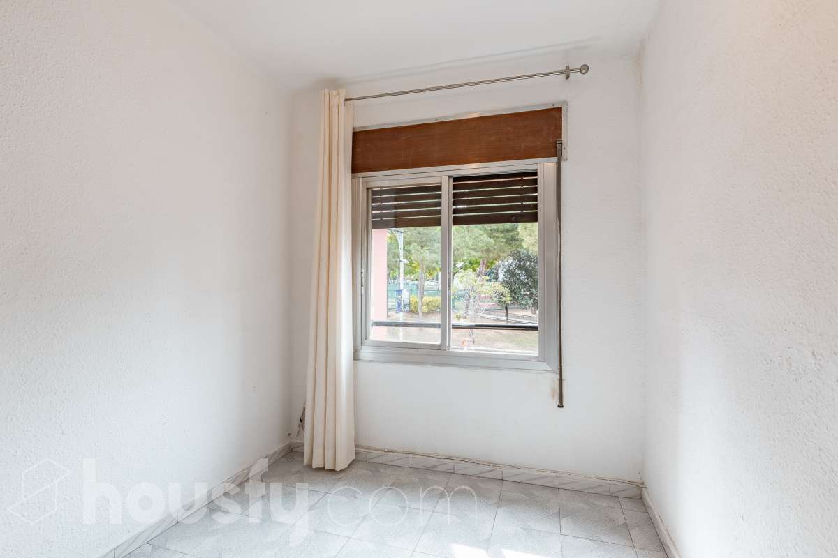Housfy vende 🏡 luminoso piso ubicado en Cornellà de Llobregat, el cuál consta de 62m (verificados con la Dirección General de Catastro). Construido en el año: 1965. Distribución de estancias -Salón-comedor -3 Dormitorios -1 Baño -Cocina equipada Características específicas -Aire acondicionado -Vistas a la ciudad Zona y entorno Respecto a la ubicación, se sitúa en Cornellà de Llobregat, municipio de Barcelona . Esta propiedad se encuentra cerca de transporte público. Aviso legal El precio de venta no incluye gastos de la compraventa como notaría, registro, impuestos, ni tampoco honorarios agencia. Esta publicación no es vinculante. Consulta siempre la nota simple con Housfy antes de formalizar la compraventa. Sobre nosotros Housfy es la plataforma integral de servicios inmobiliarios. Nuestra combinación de expertos y tecnología pone al alcance de todo el mundo servicios cómodos, claros y seguros. AICAT número: 7922. Nos encargamos de la gestión y asesoramiento de la compra. ¡Olvídate de todo! Hacemos los trámites por ti. Y, si además necesitas financiación, ponemos a tu disposición un bróker hipotecario para ayudarte a conseguir las mejores condiciones para tu perfil económico. ¿Quieres visitarla? Contacta con Housfy y agenda tu visita sin compromiso. Más información en: housfy.com En cumplimiento de la Ley 8/2026 en Cataluña, el certificado de presencia o ausencia de amianto se encuentra en proceso de tramitación.-9