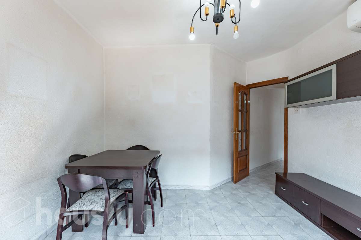 Housfy vende 🏡 luminoso piso ubicado en Cornellà de Llobregat, el cuál consta de 62m (verificados con la Dirección General de Catastro). Construido en el año: 1965. Distribución de estancias -Salón-comedor -3 Dormitorios -1 Baño -Cocina equipada Características específicas -Aire acondicionado -Vistas a la ciudad Zona y entorno Respecto a la ubicación, se sitúa en Cornellà de Llobregat, municipio de Barcelona . Esta propiedad se encuentra cerca de transporte público. Aviso legal El precio de venta no incluye gastos de la compraventa como notaría, registro, impuestos, ni tampoco honorarios agencia. Esta publicación no es vinculante. Consulta siempre la nota simple con Housfy antes de formalizar la compraventa. Sobre nosotros Housfy es la plataforma integral de servicios inmobiliarios. Nuestra combinación de expertos y tecnología pone al alcance de todo el mundo servicios cómodos, claros y seguros. AICAT número: 7922. Nos encargamos de la gestión y asesoramiento de la compra. ¡Olvídate de todo! Hacemos los trámites por ti. Y, si además necesitas financiación, ponemos a tu disposición un bróker hipotecario para ayudarte a conseguir las mejores condiciones para tu perfil económico. ¿Quieres visitarla? Contacta con Housfy y agenda tu visita sin compromiso. Más información en: housfy.com En cumplimiento de la Ley 8/2026 en Cataluña, el certificado de presencia o ausencia de amianto se encuentra en proceso de tramitación.-6