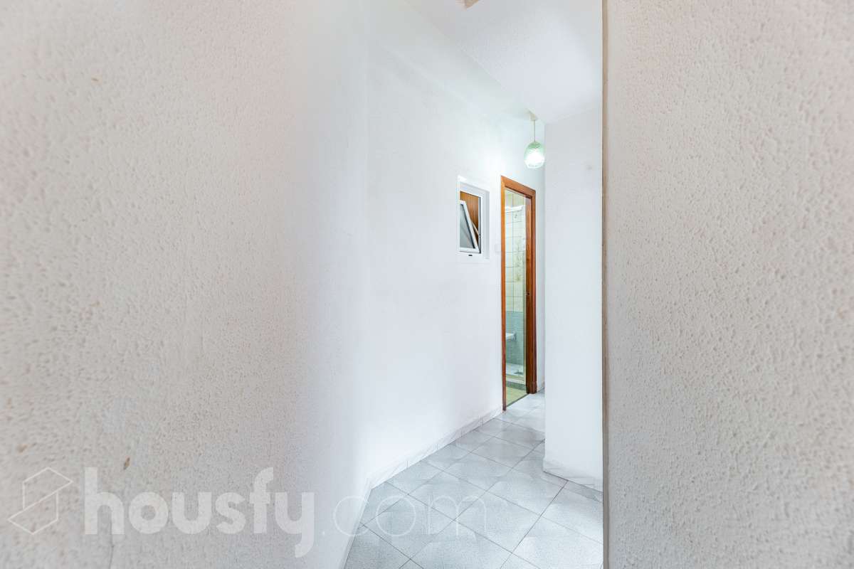 Housfy vende 🏡 luminoso piso ubicado en Cornellà de Llobregat, el cuál consta de 62m (verificados con la Dirección General de Catastro). Construido en el año: 1965. Distribución de estancias -Salón-comedor -3 Dormitorios -1 Baño -Cocina equipada Características específicas -Aire acondicionado -Vistas a la ciudad Zona y entorno Respecto a la ubicación, se sitúa en Cornellà de Llobregat, municipio de Barcelona . Esta propiedad se encuentra cerca de transporte público. Aviso legal El precio de venta no incluye gastos de la compraventa como notaría, registro, impuestos, ni tampoco honorarios agencia. Esta publicación no es vinculante. Consulta siempre la nota simple con Housfy antes de formalizar la compraventa. Sobre nosotros Housfy es la plataforma integral de servicios inmobiliarios. Nuestra combinación de expertos y tecnología pone al alcance de todo el mundo servicios cómodos, claros y seguros. AICAT número: 7922. Nos encargamos de la gestión y asesoramiento de la compra. ¡Olvídate de todo! Hacemos los trámites por ti. Y, si además necesitas financiación, ponemos a tu disposición un bróker hipotecario para ayudarte a conseguir las mejores condiciones para tu perfil económico. ¿Quieres visitarla? Contacta con Housfy y agenda tu visita sin compromiso. Más información en: housfy.com En cumplimiento de la Ley 8/2026 en Cataluña, el certificado de presencia o ausencia de amianto se encuentra en proceso de tramitación.-30