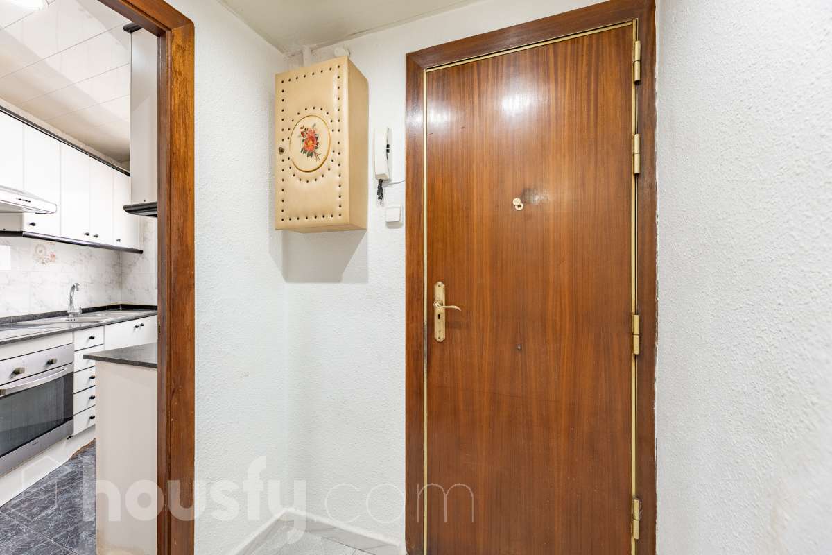 Housfy vende 🏡 luminoso piso ubicado en Cornellà de Llobregat, el cuál consta de 62m (verificados con la Dirección General de Catastro). Construido en el año: 1965. Distribución de estancias -Salón-comedor -3 Dormitorios -1 Baño -Cocina equipada Características específicas -Aire acondicionado -Vistas a la ciudad Zona y entorno Respecto a la ubicación, se sitúa en Cornellà de Llobregat, municipio de Barcelona . Esta propiedad se encuentra cerca de transporte público. Aviso legal El precio de venta no incluye gastos de la compraventa como notaría, registro, impuestos, ni tampoco honorarios agencia. Esta publicación no es vinculante. Consulta siempre la nota simple con Housfy antes de formalizar la compraventa. Sobre nosotros Housfy es la plataforma integral de servicios inmobiliarios. Nuestra combinación de expertos y tecnología pone al alcance de todo el mundo servicios cómodos, claros y seguros. AICAT número: 7922. Nos encargamos de la gestión y asesoramiento de la compra. ¡Olvídate de todo! Hacemos los trámites por ti. Y, si además necesitas financiación, ponemos a tu disposición un bróker hipotecario para ayudarte a conseguir las mejores condiciones para tu perfil económico. ¿Quieres visitarla? Contacta con Housfy y agenda tu visita sin compromiso. Más información en: housfy.com En cumplimiento de la Ley 8/2026 en Cataluña, el certificado de presencia o ausencia de amianto se encuentra en proceso de tramitación.-27
