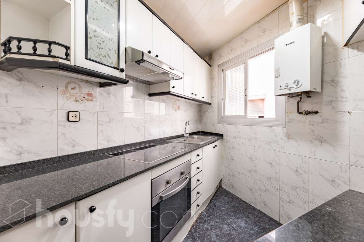 Housfy vende 🏡 luminoso piso ubicado en Cornellà de Llobregat, el cuál consta de 62m (verificados con la Dirección General de Catastro). Construido en el año: 1965. Distribución de estancias -Salón-comedor -3 Dormitorios -1 Baño -Cocina equipada Características específicas -Aire acondicionado -Vistas a la ciudad Zona y entorno Respecto a la ubicación, se sitúa en Cornellà de Llobregat, municipio de Barcelona . Esta propiedad se encuentra cerca de transporte público. Aviso legal El precio de venta no incluye gastos de la compraventa como notaría, registro, impuestos, ni tampoco honorarios agencia. Esta publicación no es vinculante. Consulta siempre la nota simple con Housfy antes de formalizar la compraventa. Sobre nosotros Housfy es la plataforma integral de servicios inmobiliarios. Nuestra combinación de expertos y tecnología pone al alcance de todo el mundo servicios cómodos, claros y seguros. AICAT número: 7922. Nos encargamos de la gestión y asesoramiento de la compra. ¡Olvídate de todo! Hacemos los trámites por ti. Y, si además necesitas financiación, ponemos a tu disposición un bróker hipotecario para ayudarte a conseguir las mejores condiciones para tu perfil económico. ¿Quieres visitarla? Contacta con Housfy y agenda tu visita sin compromiso. Más información en: housfy.com En cumplimiento de la Ley 8/2026 en Cataluña, el certificado de presencia o ausencia de amianto se encuentra en proceso de tramitación.-18