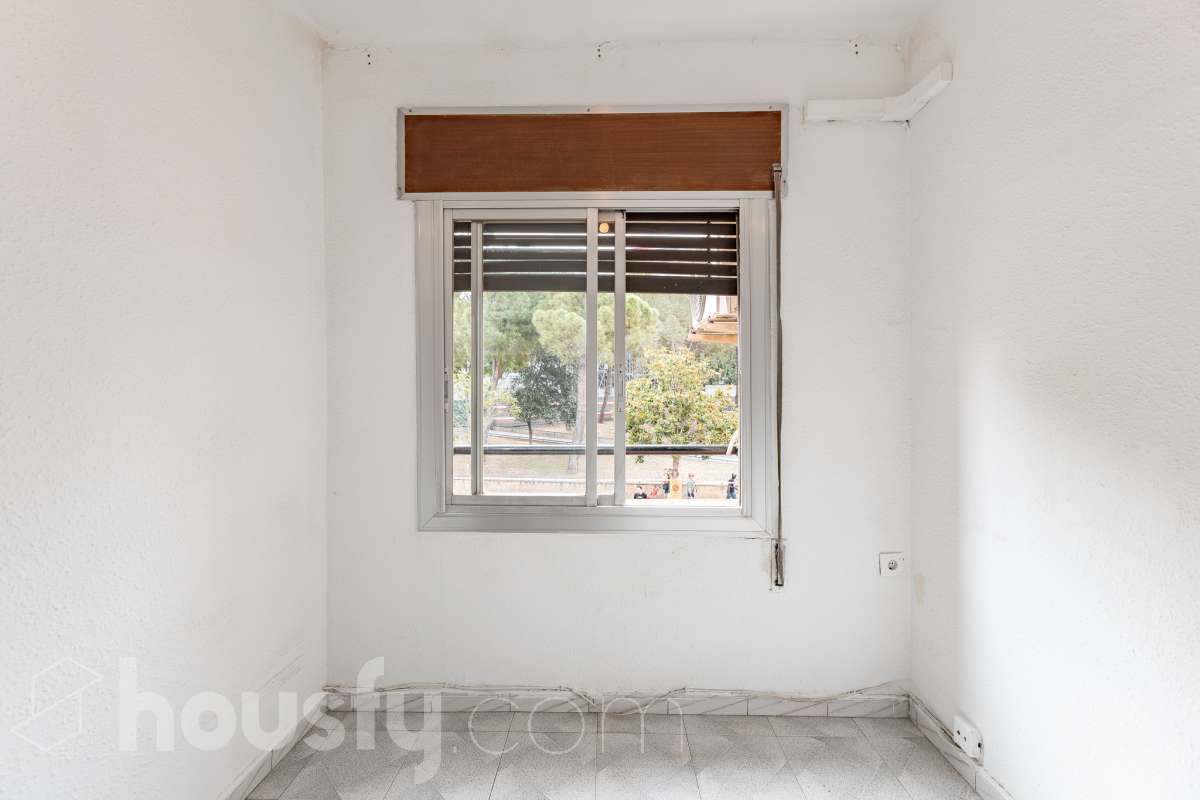Housfy vende 🏡 luminoso piso ubicado en Cornellà de Llobregat, el cuál consta de 62m (verificados con la Dirección General de Catastro). Construido en el año: 1965. Distribución de estancias -Salón-comedor -3 Dormitorios -1 Baño -Cocina equipada Características específicas -Aire acondicionado -Vistas a la ciudad Zona y entorno Respecto a la ubicación, se sitúa en Cornellà de Llobregat, municipio de Barcelona . Esta propiedad se encuentra cerca de transporte público. Aviso legal El precio de venta no incluye gastos de la compraventa como notaría, registro, impuestos, ni tampoco honorarios agencia. Esta publicación no es vinculante. Consulta siempre la nota simple con Housfy antes de formalizar la compraventa. Sobre nosotros Housfy es la plataforma integral de servicios inmobiliarios. Nuestra combinación de expertos y tecnología pone al alcance de todo el mundo servicios cómodos, claros y seguros. AICAT número: 7922. Nos encargamos de la gestión y asesoramiento de la compra. ¡Olvídate de todo! Hacemos los trámites por ti. Y, si además necesitas financiación, ponemos a tu disposición un bróker hipotecario para ayudarte a conseguir las mejores condiciones para tu perfil económico. ¿Quieres visitarla? Contacta con Housfy y agenda tu visita sin compromiso. Más información en: housfy.com En cumplimiento de la Ley 8/2026 en Cataluña, el certificado de presencia o ausencia de amianto se encuentra en proceso de tramitación.-12
