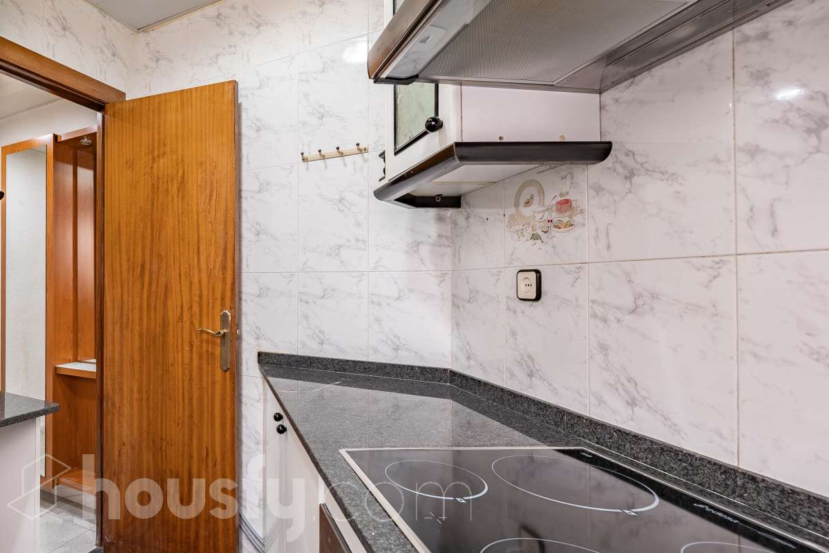 Housfy vende 🏡 luminoso piso ubicado en Cornellà de Llobregat, el cuál consta de 62m (verificados con la Dirección General de Catastro). Construido en el año: 1965. Distribución de estancias -Salón-comedor -3 Dormitorios -1 Baño -Cocina equipada Características específicas -Aire acondicionado -Vistas a la ciudad Zona y entorno Respecto a la ubicación, se sitúa en Cornellà de Llobregat, municipio de Barcelona . Esta propiedad se encuentra cerca de transporte público. Aviso legal El precio de venta no incluye gastos de la compraventa como notaría, registro, impuestos, ni tampoco honorarios agencia. Esta publicación no es vinculante. Consulta siempre la nota simple con Housfy antes de formalizar la compraventa. Sobre nosotros Housfy es la plataforma integral de servicios inmobiliarios. Nuestra combinación de expertos y tecnología pone al alcance de todo el mundo servicios cómodos, claros y seguros. AICAT número: 7922. Nos encargamos de la gestión y asesoramiento de la compra. ¡Olvídate de todo! Hacemos los trámites por ti. Y, si además necesitas financiación, ponemos a tu disposición un bróker hipotecario para ayudarte a conseguir las mejores condiciones para tu perfil económico. ¿Quieres visitarla? Contacta con Housfy y agenda tu visita sin compromiso. Más información en: housfy.com En cumplimiento de la Ley 8/2026 en Cataluña, el certificado de presencia o ausencia de amianto se encuentra en proceso de tramitación.-19