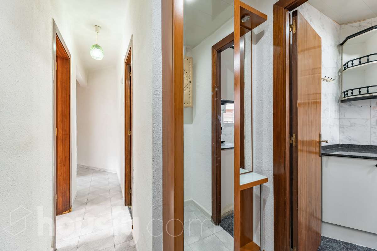 Housfy vende 🏡 luminoso piso ubicado en Cornellà de Llobregat, el cuál consta de 62m (verificados con la Dirección General de Catastro). Construido en el año: 1965. Distribución de estancias -Salón-comedor -3 Dormitorios -1 Baño -Cocina equipada Características específicas -Aire acondicionado -Vistas a la ciudad Zona y entorno Respecto a la ubicación, se sitúa en Cornellà de Llobregat, municipio de Barcelona . Esta propiedad se encuentra cerca de transporte público. Aviso legal El precio de venta no incluye gastos de la compraventa como notaría, registro, impuestos, ni tampoco honorarios agencia. Esta publicación no es vinculante. Consulta siempre la nota simple con Housfy antes de formalizar la compraventa. Sobre nosotros Housfy es la plataforma integral de servicios inmobiliarios. Nuestra combinación de expertos y tecnología pone al alcance de todo el mundo servicios cómodos, claros y seguros. AICAT número: 7922. Nos encargamos de la gestión y asesoramiento de la compra. ¡Olvídate de todo! Hacemos los trámites por ti. Y, si además necesitas financiación, ponemos a tu disposición un bróker hipotecario para ayudarte a conseguir las mejores condiciones para tu perfil económico. ¿Quieres visitarla? Contacta con Housfy y agenda tu visita sin compromiso. Más información en: housfy.com En cumplimiento de la Ley 8/2026 en Cataluña, el certificado de presencia o ausencia de amianto se encuentra en proceso de tramitación.-28
