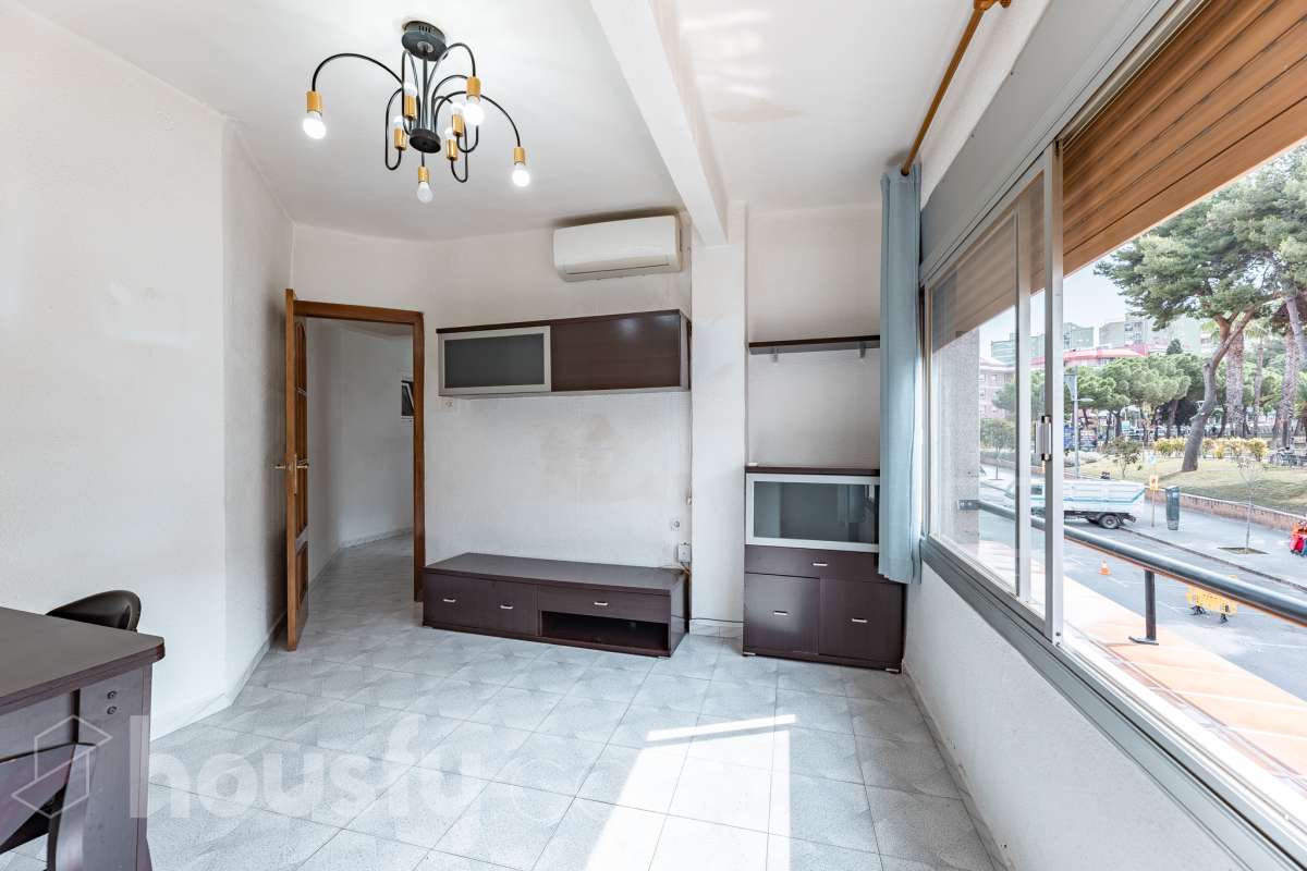 Housfy vende 🏡 luminoso piso ubicado en Cornellà de Llobregat, el cuál consta de 62m (verificados con la Dirección General de Catastro). Construido en el año: 1965. Distribución de estancias -Salón-comedor -3 Dormitorios -1 Baño -Cocina equipada Características específicas -Aire acondicionado -Vistas a la ciudad Zona y entorno Respecto a la ubicación, se sitúa en Cornellà de Llobregat, municipio de Barcelona . Esta propiedad se encuentra cerca de transporte público. Aviso legal El precio de venta no incluye gastos de la compraventa como notaría, registro, impuestos, ni tampoco honorarios agencia. Esta publicación no es vinculante. Consulta siempre la nota simple con Housfy antes de formalizar la compraventa. Sobre nosotros Housfy es la plataforma integral de servicios inmobiliarios. Nuestra combinación de expertos y tecnología pone al alcance de todo el mundo servicios cómodos, claros y seguros. AICAT número: 7922. Nos encargamos de la gestión y asesoramiento de la compra. ¡Olvídate de todo! Hacemos los trámites por ti. Y, si además necesitas financiación, ponemos a tu disposición un bróker hipotecario para ayudarte a conseguir las mejores condiciones para tu perfil económico. ¿Quieres visitarla? Contacta con Housfy y agenda tu visita sin compromiso. Más información en: housfy.com En cumplimiento de la Ley 8/2026 en Cataluña, el certificado de presencia o ausencia de amianto se encuentra en proceso de tramitación.-2