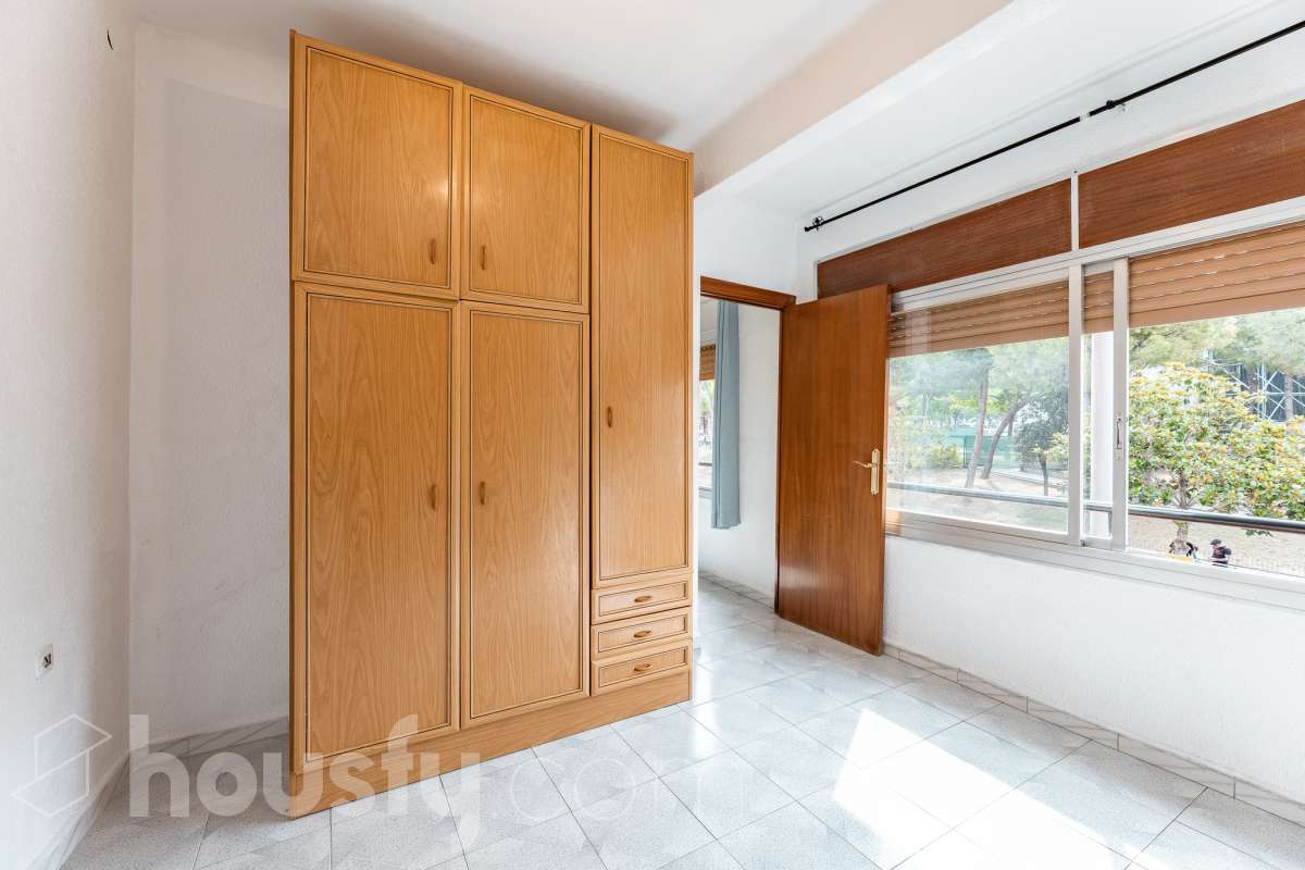 Housfy vende 🏡 luminoso piso ubicado en Cornellà de Llobregat, el cuál consta de 62m (verificados con la Dirección General de Catastro). Construido en el año: 1965. Distribución de estancias -Salón-comedor -3 Dormitorios -1 Baño -Cocina equipada Características específicas -Aire acondicionado -Vistas a la ciudad Zona y entorno Respecto a la ubicación, se sitúa en Cornellà de Llobregat, municipio de Barcelona . Esta propiedad se encuentra cerca de transporte público. Aviso legal El precio de venta no incluye gastos de la compraventa como notaría, registro, impuestos, ni tampoco honorarios agencia. Esta publicación no es vinculante. Consulta siempre la nota simple con Housfy antes de formalizar la compraventa. Sobre nosotros Housfy es la plataforma integral de servicios inmobiliarios. Nuestra combinación de expertos y tecnología pone al alcance de todo el mundo servicios cómodos, claros y seguros. AICAT número: 7922. Nos encargamos de la gestión y asesoramiento de la compra. ¡Olvídate de todo! Hacemos los trámites por ti. Y, si además necesitas financiación, ponemos a tu disposición un bróker hipotecario para ayudarte a conseguir las mejores condiciones para tu perfil económico. ¿Quieres visitarla? Contacta con Housfy y agenda tu visita sin compromiso. Más información en: housfy.com En cumplimiento de la Ley 8/2026 en Cataluña, el certificado de presencia o ausencia de amianto se encuentra en proceso de tramitación.-7