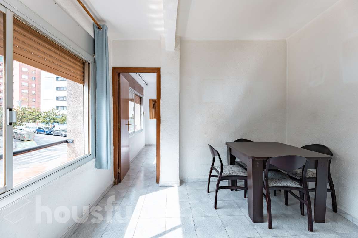 Housfy vende 🏡 luminoso piso ubicado en Cornellà de Llobregat, el cuál consta de 62m (verificados con la Dirección General de Catastro). Construido en el año: 1965. Distribución de estancias -Salón-comedor -3 Dormitorios -1 Baño -Cocina equipada Características específicas -Aire acondicionado -Vistas a la ciudad Zona y entorno Respecto a la ubicación, se sitúa en Cornellà de Llobregat, municipio de Barcelona . Esta propiedad se encuentra cerca de transporte público. Aviso legal El precio de venta no incluye gastos de la compraventa como notaría, registro, impuestos, ni tampoco honorarios agencia. Esta publicación no es vinculante. Consulta siempre la nota simple con Housfy antes de formalizar la compraventa. Sobre nosotros Housfy es la plataforma integral de servicios inmobiliarios. Nuestra combinación de expertos y tecnología pone al alcance de todo el mundo servicios cómodos, claros y seguros. AICAT número: 7922. Nos encargamos de la gestión y asesoramiento de la compra. ¡Olvídate de todo! Hacemos los trámites por ti. Y, si además necesitas financiación, ponemos a tu disposición un bróker hipotecario para ayudarte a conseguir las mejores condiciones para tu perfil económico. ¿Quieres visitarla? Contacta con Housfy y agenda tu visita sin compromiso. Más información en: housfy.com En cumplimiento de la Ley 8/2026 en Cataluña, el certificado de presencia o ausencia de amianto se encuentra en proceso de tramitación.-4