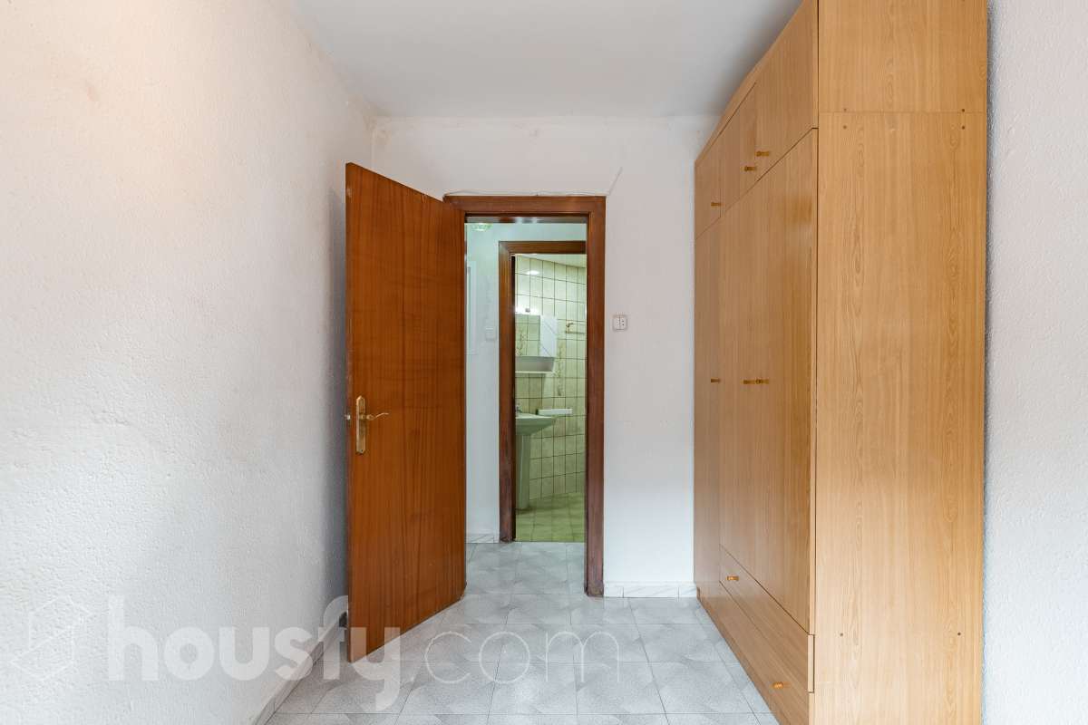 Housfy vende 🏡 luminoso piso ubicado en Cornellà de Llobregat, el cuál consta de 62m (verificados con la Dirección General de Catastro). Construido en el año: 1965. Distribución de estancias -Salón-comedor -3 Dormitorios -1 Baño -Cocina equipada Características específicas -Aire acondicionado -Vistas a la ciudad Zona y entorno Respecto a la ubicación, se sitúa en Cornellà de Llobregat, municipio de Barcelona . Esta propiedad se encuentra cerca de transporte público. Aviso legal El precio de venta no incluye gastos de la compraventa como notaría, registro, impuestos, ni tampoco honorarios agencia. Esta publicación no es vinculante. Consulta siempre la nota simple con Housfy antes de formalizar la compraventa. Sobre nosotros Housfy es la plataforma integral de servicios inmobiliarios. Nuestra combinación de expertos y tecnología pone al alcance de todo el mundo servicios cómodos, claros y seguros. AICAT número: 7922. Nos encargamos de la gestión y asesoramiento de la compra. ¡Olvídate de todo! Hacemos los trámites por ti. Y, si además necesitas financiación, ponemos a tu disposición un bróker hipotecario para ayudarte a conseguir las mejores condiciones para tu perfil económico. ¿Quieres visitarla? Contacta con Housfy y agenda tu visita sin compromiso. Más información en: housfy.com En cumplimiento de la Ley 8/2026 en Cataluña, el certificado de presencia o ausencia de amianto se encuentra en proceso de tramitación.-10