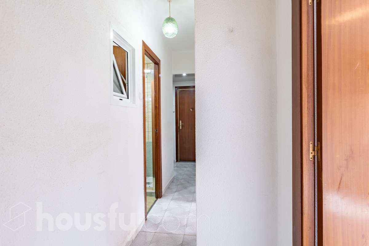 Housfy vende 🏡 luminoso piso ubicado en Cornellà de Llobregat, el cuál consta de 62m (verificados con la Dirección General de Catastro). Construido en el año: 1965. Distribución de estancias -Salón-comedor -3 Dormitorios -1 Baño -Cocina equipada Características específicas -Aire acondicionado -Vistas a la ciudad Zona y entorno Respecto a la ubicación, se sitúa en Cornellà de Llobregat, municipio de Barcelona . Esta propiedad se encuentra cerca de transporte público. Aviso legal El precio de venta no incluye gastos de la compraventa como notaría, registro, impuestos, ni tampoco honorarios agencia. Esta publicación no es vinculante. Consulta siempre la nota simple con Housfy antes de formalizar la compraventa. Sobre nosotros Housfy es la plataforma integral de servicios inmobiliarios. Nuestra combinación de expertos y tecnología pone al alcance de todo el mundo servicios cómodos, claros y seguros. AICAT número: 7922. Nos encargamos de la gestión y asesoramiento de la compra. ¡Olvídate de todo! Hacemos los trámites por ti. Y, si además necesitas financiación, ponemos a tu disposición un bróker hipotecario para ayudarte a conseguir las mejores condiciones para tu perfil económico. ¿Quieres visitarla? Contacta con Housfy y agenda tu visita sin compromiso. Más información en: housfy.com En cumplimiento de la Ley 8/2026 en Cataluña, el certificado de presencia o ausencia de amianto se encuentra en proceso de tramitación.-29