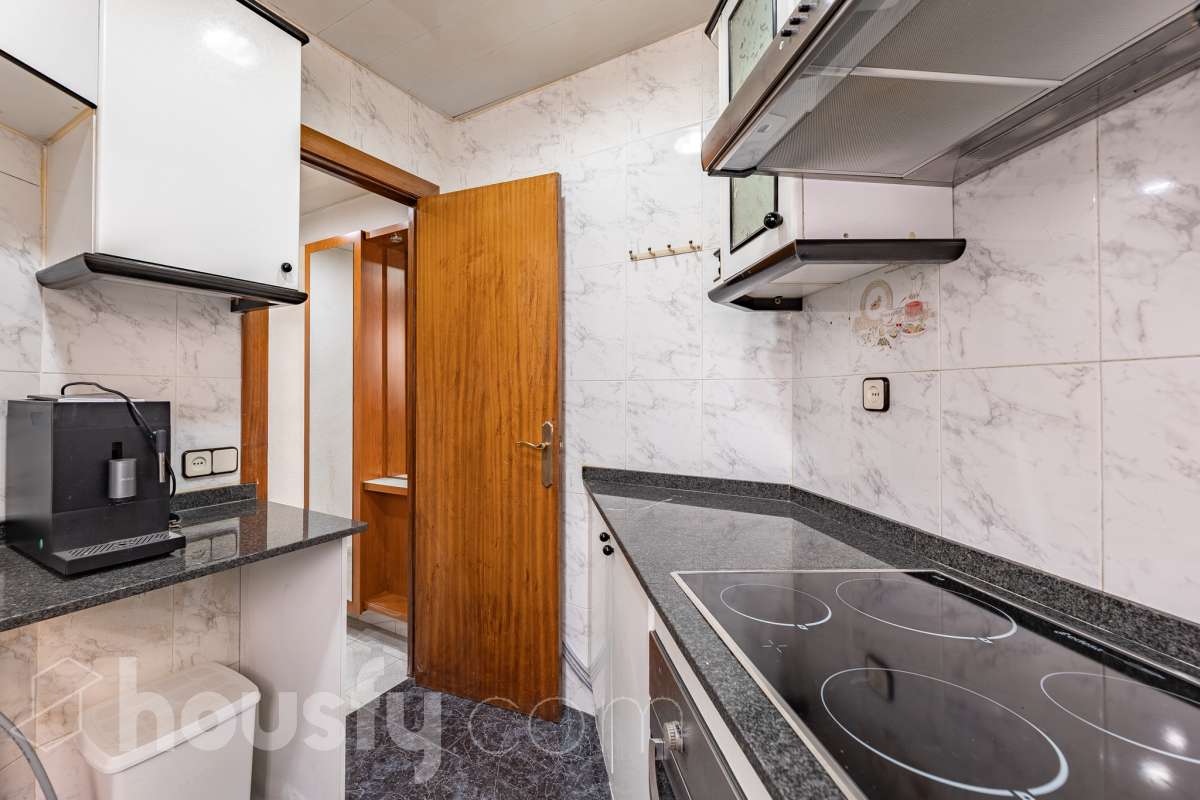 Housfy vende 🏡 luminoso piso ubicado en Cornellà de Llobregat, el cuál consta de 62m (verificados con la Dirección General de Catastro). Construido en el año: 1965. Distribución de estancias -Salón-comedor -3 Dormitorios -1 Baño -Cocina equipada Características específicas -Aire acondicionado -Vistas a la ciudad Zona y entorno Respecto a la ubicación, se sitúa en Cornellà de Llobregat, municipio de Barcelona . Esta propiedad se encuentra cerca de transporte público. Aviso legal El precio de venta no incluye gastos de la compraventa como notaría, registro, impuestos, ni tampoco honorarios agencia. Esta publicación no es vinculante. Consulta siempre la nota simple con Housfy antes de formalizar la compraventa. Sobre nosotros Housfy es la plataforma integral de servicios inmobiliarios. Nuestra combinación de expertos y tecnología pone al alcance de todo el mundo servicios cómodos, claros y seguros. AICAT número: 7922. Nos encargamos de la gestión y asesoramiento de la compra. ¡Olvídate de todo! Hacemos los trámites por ti. Y, si además necesitas financiación, ponemos a tu disposición un bróker hipotecario para ayudarte a conseguir las mejores condiciones para tu perfil económico. ¿Quieres visitarla? Contacta con Housfy y agenda tu visita sin compromiso. Más información en: housfy.com En cumplimiento de la Ley 8/2026 en Cataluña, el certificado de presencia o ausencia de amianto se encuentra en proceso de tramitación.-21