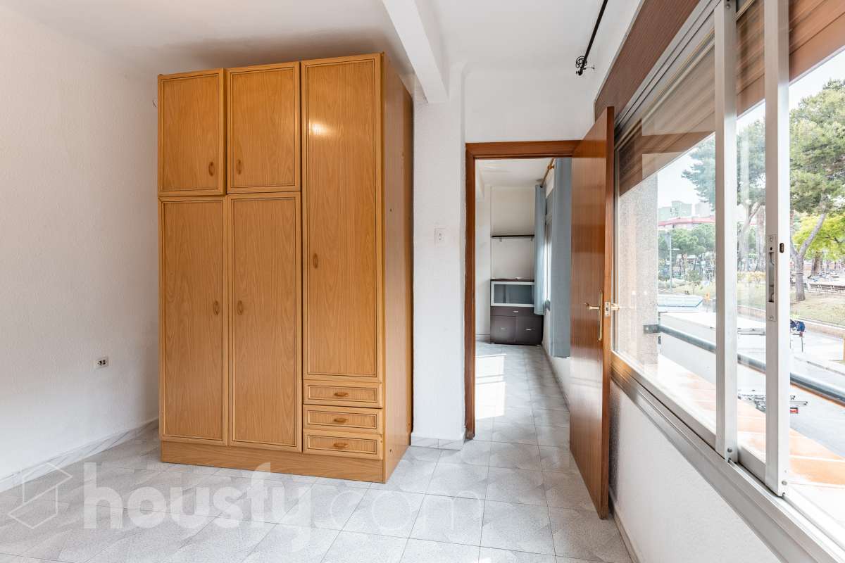 Housfy vende 🏡 luminoso piso ubicado en Cornellà de Llobregat, el cuál consta de 62m (verificados con la Dirección General de Catastro). Construido en el año: 1965. Distribución de estancias -Salón-comedor -3 Dormitorios -1 Baño -Cocina equipada Características específicas -Aire acondicionado -Vistas a la ciudad Zona y entorno Respecto a la ubicación, se sitúa en Cornellà de Llobregat, municipio de Barcelona . Esta propiedad se encuentra cerca de transporte público. Aviso legal El precio de venta no incluye gastos de la compraventa como notaría, registro, impuestos, ni tampoco honorarios agencia. Esta publicación no es vinculante. Consulta siempre la nota simple con Housfy antes de formalizar la compraventa. Sobre nosotros Housfy es la plataforma integral de servicios inmobiliarios. Nuestra combinación de expertos y tecnología pone al alcance de todo el mundo servicios cómodos, claros y seguros. AICAT número: 7922. Nos encargamos de la gestión y asesoramiento de la compra. ¡Olvídate de todo! Hacemos los trámites por ti. Y, si además necesitas financiación, ponemos a tu disposición un bróker hipotecario para ayudarte a conseguir las mejores condiciones para tu perfil económico. ¿Quieres visitarla? Contacta con Housfy y agenda tu visita sin compromiso. Más información en: housfy.com En cumplimiento de la Ley 8/2026 en Cataluña, el certificado de presencia o ausencia de amianto se encuentra en proceso de tramitación.-15