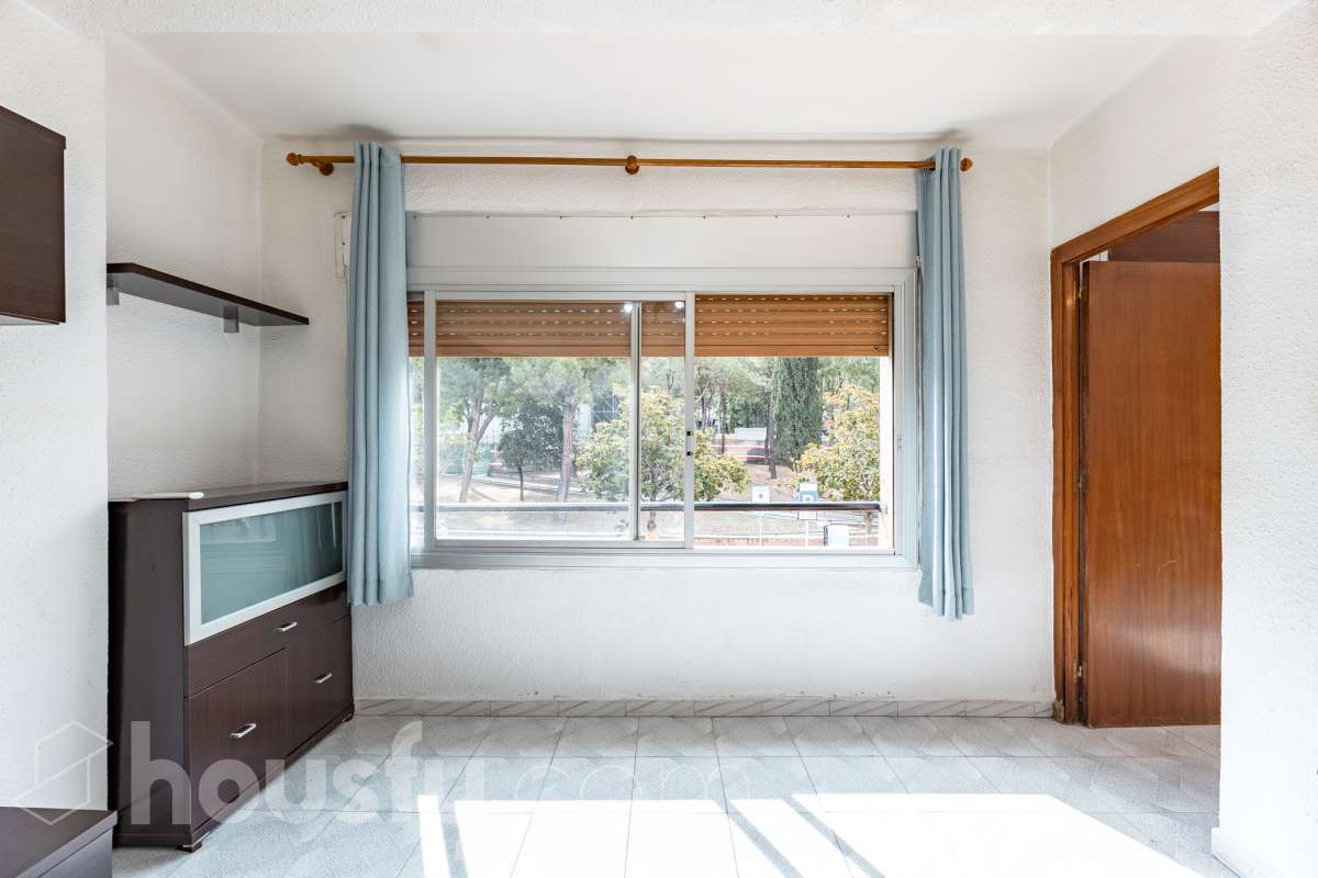 Housfy vende 🏡 luminoso piso ubicado en Cornellà de Llobregat, el cuál consta de 62m (verificados con la Dirección General de Catastro). Construido en el año: 1965. Distribución de estancias -Salón-comedor -3 Dormitorios -1 Baño -Cocina equipada Características específicas -Aire acondicionado -Vistas a la ciudad Zona y entorno Respecto a la ubicación, se sitúa en Cornellà de Llobregat, municipio de Barcelona . Esta propiedad se encuentra cerca de transporte público. Aviso legal El precio de venta no incluye gastos de la compraventa como notaría, registro, impuestos, ni tampoco honorarios agencia. Esta publicación no es vinculante. Consulta siempre la nota simple con Housfy antes de formalizar la compraventa. Sobre nosotros Housfy es la plataforma integral de servicios inmobiliarios. Nuestra combinación de expertos y tecnología pone al alcance de todo el mundo servicios cómodos, claros y seguros. AICAT número: 7922. Nos encargamos de la gestión y asesoramiento de la compra. ¡Olvídate de todo! Hacemos los trámites por ti. Y, si además necesitas financiación, ponemos a tu disposición un bróker hipotecario para ayudarte a conseguir las mejores condiciones para tu perfil económico. ¿Quieres visitarla? Contacta con Housfy y agenda tu visita sin compromiso. Más información en: housfy.com En cumplimiento de la Ley 8/2026 en Cataluña, el certificado de presencia o ausencia de amianto se encuentra en proceso de tramitación.-3